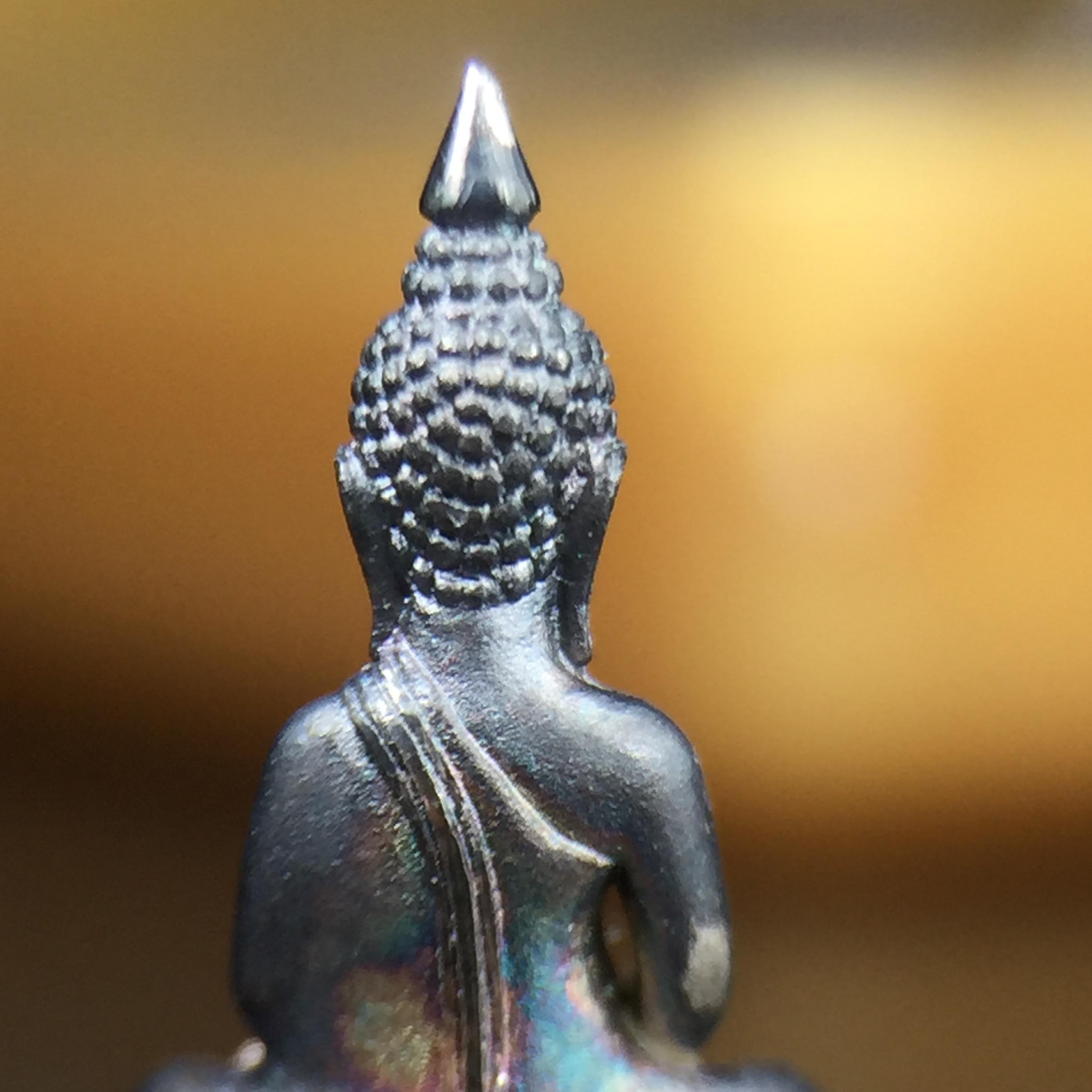 พระพุทธโสธร คุ้มเกล้าฯ ภปร.(ใต้ร่มพระบารมี คุ้มเกล้า) 60ปี รพ.ภูมิพลฯ พ.ศ.2552 เนื้อเงิน ชุบทองคำขาว(พิมพ์เล็กขนาด 11.5*10.5 มม.)เนื้อเงินผิวเดิมกลับดำขึ้นสีรุ้งเข้มขลังงดงามธรรมชาติสร้างสรรค์ สภาพสวยเดิมพร้อมกล่องบรรจุเดิม ตอกโค๊ดหมายเลขกำกับ