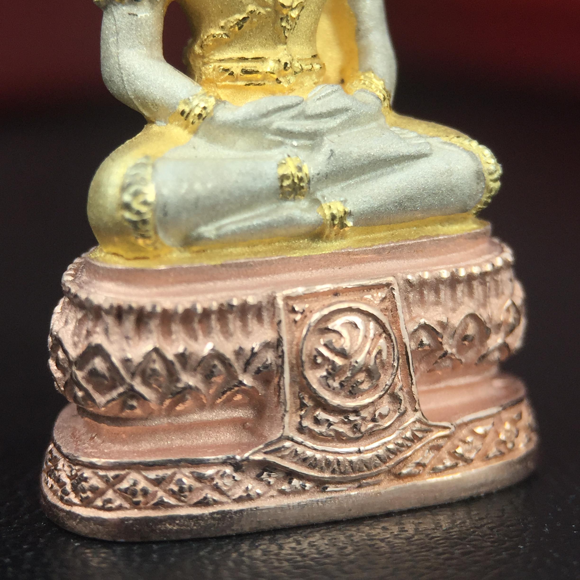 พระแก้วมรกต ภปร.(รุ่นแรก) ปี2545 รุ่นฉลองกรุงรัตนโกสินทร์ครบ 220 ปี พิมพ์ลอยองค์ใหญ่ เนื้อเงินบริสุทธิ์ 92.5% (สามกษัตริย์) ขนาด 19*35 มม. พร้อมกล่องบรรจุเดิม สวยครบสมบูรณ์