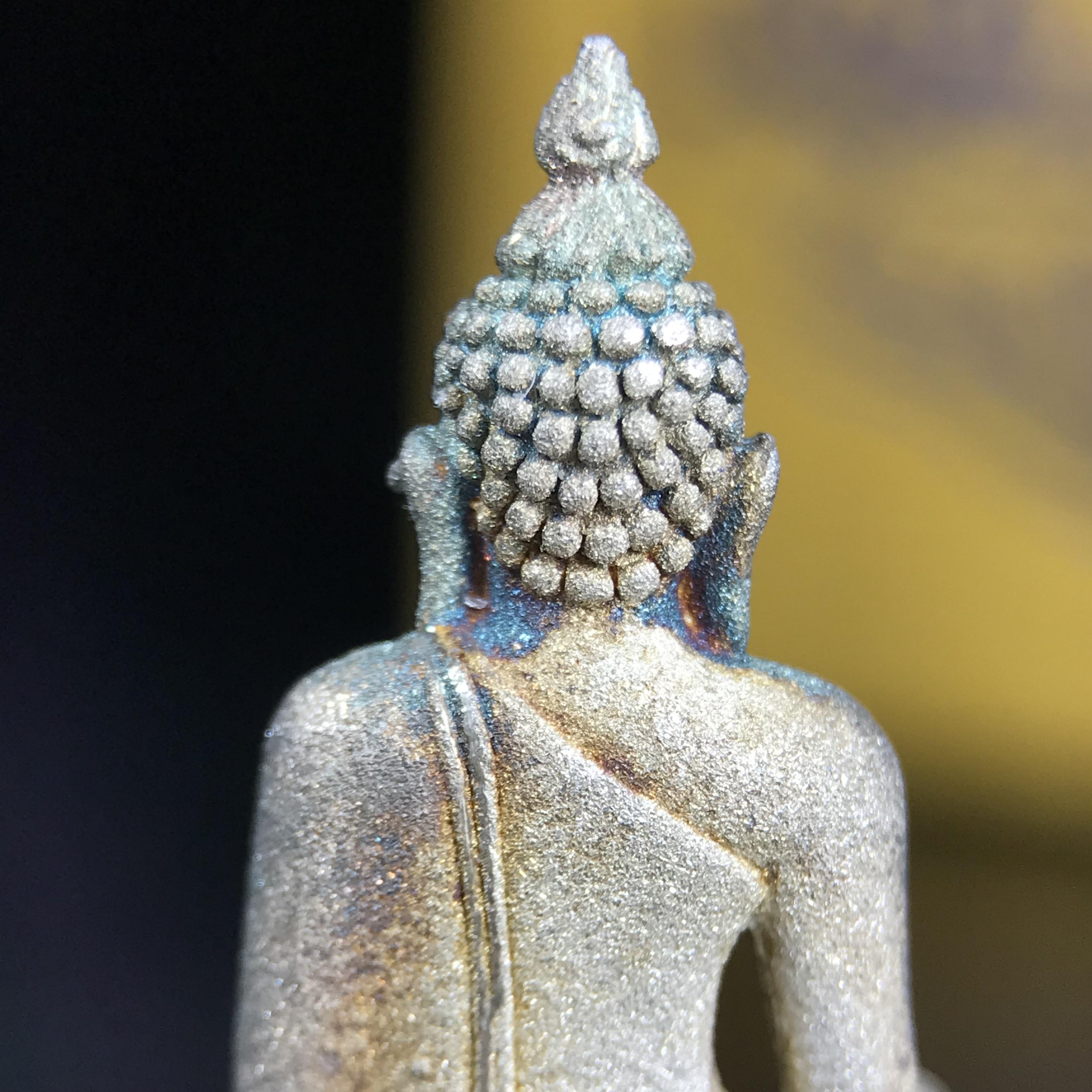 พระกริ่งไพรีพินาศ ญสส. ชุดกาญจนาภิเษกครองราชย์ 50 ปี พุทธศักราช 2538 วัดบวรนิเวศวิหาร เนื้อเงิน(ผิวเดิมขึ้นสีรุ้งขียวมรกตเข้มขลังงดงามธรรมชาติสร้างสรรค์) สภาพสวยเดิมพร้อมกล่องบรรจุเดิมผ้าไหมสีเหลืองตรากาญจนาภิเษก ตอกโค๊ดหมายเลขกำกับ ๕๐๐๑(1 ใน 8425 องค์)