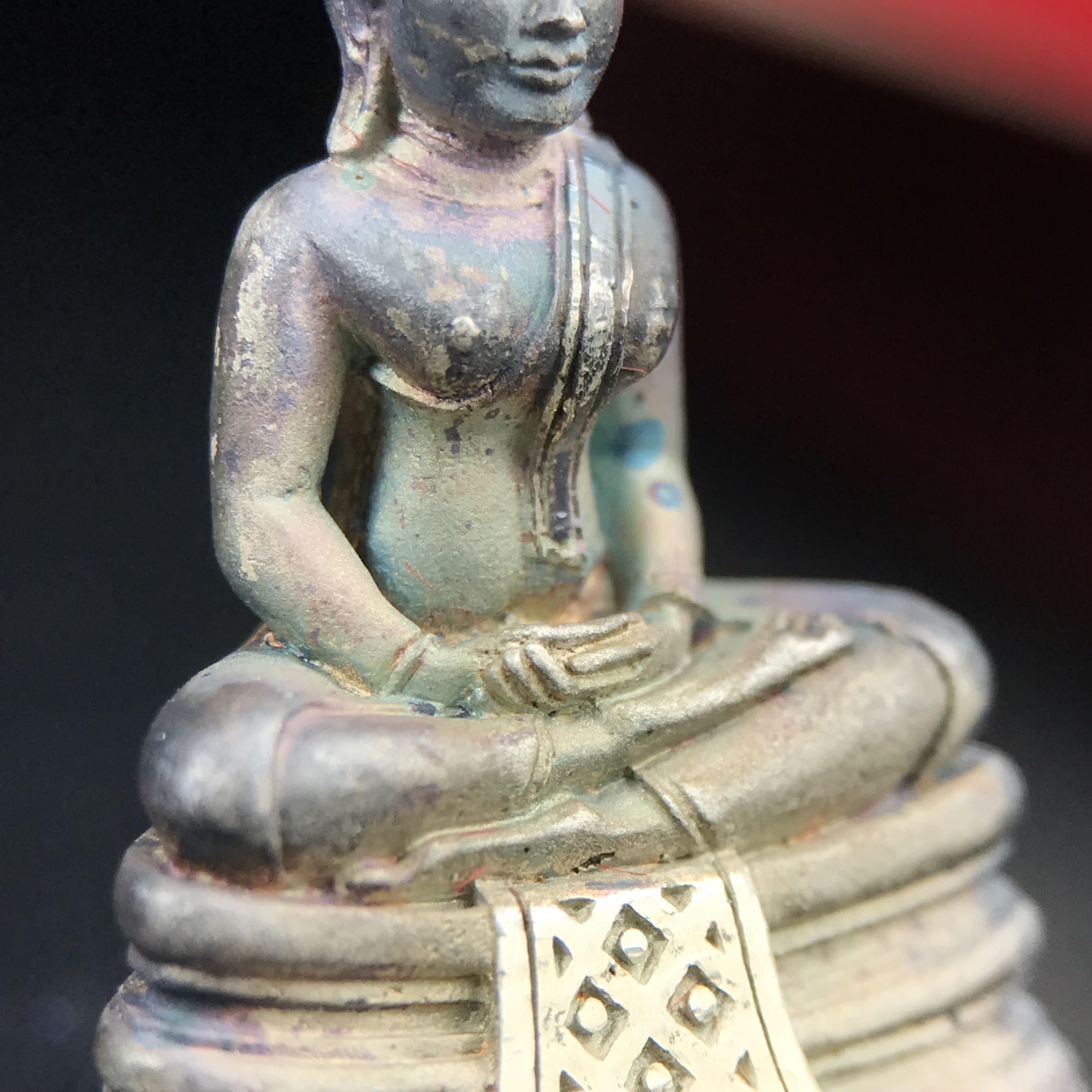 พระพุทธโสธร(หลวงพ่อโสธร) รุ่นสร้างอุโบสถ ปี2539 เนื้อเงินทรายนวลขัดเงาบางส่วน ลอยองค์พิมพ์ใหญ่ สภาพสวยกล่องบรรจุเดิมครบสมบูรณ์(งานแพรนด้า จิวเวลรี่)สวยงดงาม(เนื้อเงินผิวเดิมรุ้งสวยสวย องค์หมายเลขสวย ๒๒๒๒๕)