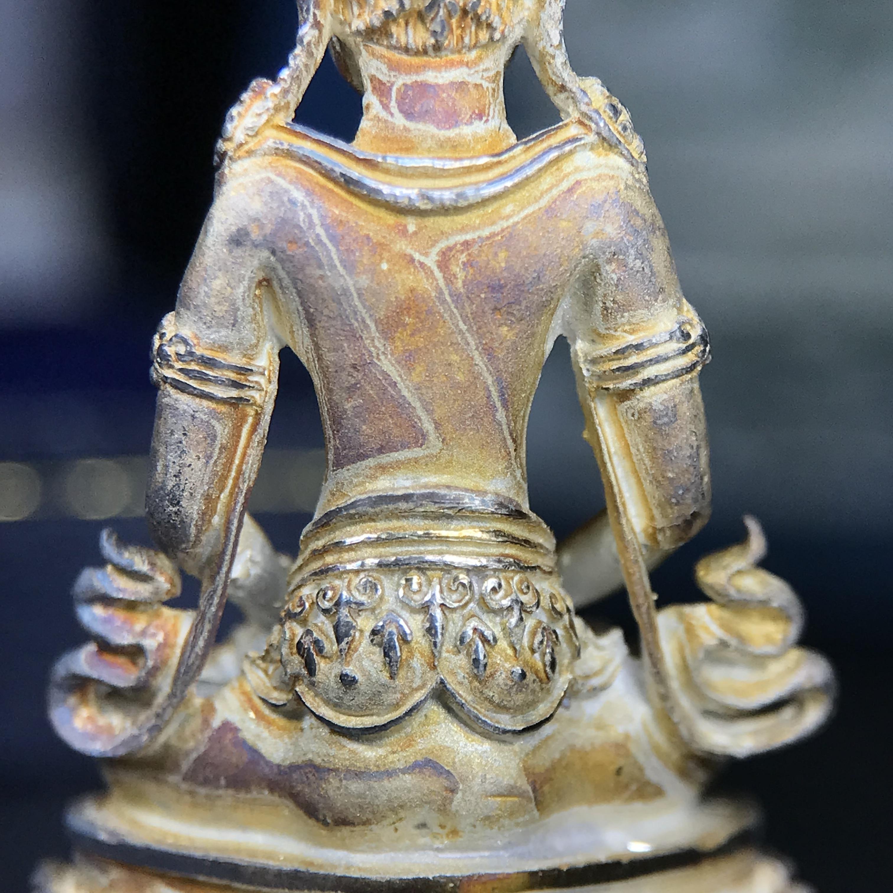 พระกริ่งอวโลกิเตศวร ( เจ้าแม่กวนอิม ) วัดโพธิ์แมนคุณาราม รุ่นอุดมโภคทรัพย์ พ.ศ.2539 เนื้อเงินพ่นทราย(ผิวเดิม ขึ้นสีรุ้งธรรมชาติ แบบนิยม เสน่ห์ของพระเนื้อเงิน) (พร้อมกล่องบรรจุการ์ดใบรับรองเดิมครบ)(อีกหนึ่งรุ่นยอดนิยม พุทธศิลป์สวยงดงาม)หายาก 1 ใน 5000 องค์