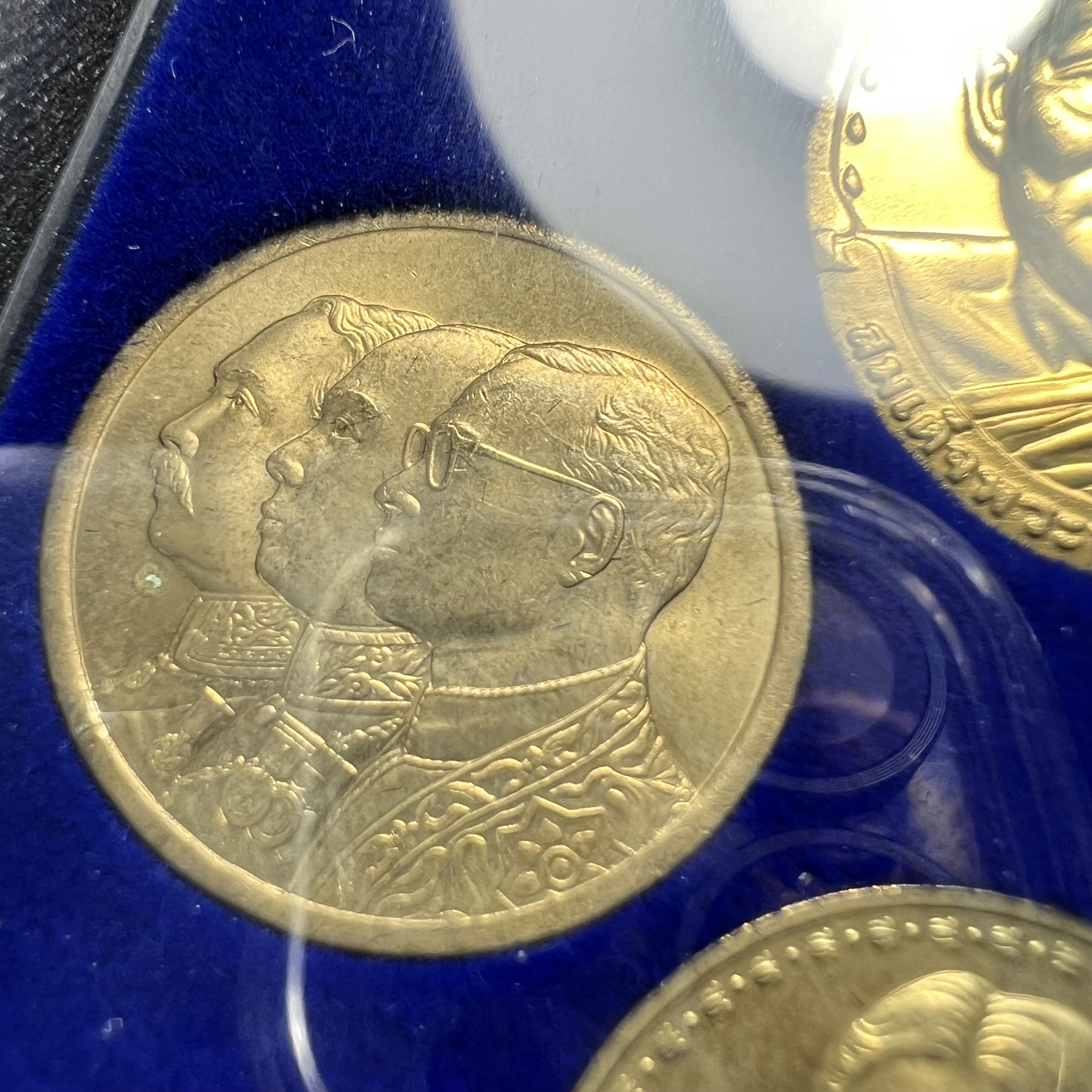 ชุดที่ระลึกครบ 84 ปี โรงพยาบาลจุฬาลงกรณ์ สภากาชาดไทย30พฤษภาคม2541(ในหลวงรัชกาลที่9เสด็จในพิธี)พระดีพิธีใหญ่มวลสารเส้นเกศาในหลวงรัชกาลที่9 ประกอบพิธีพุทธาภิเษกพร้อมกับพิธีพระกริ่งปวเศ ปี2530 วัดบวรนิเวศและวัดพระแก้ว(ชุดพระราชทานบรรจุกล่องแบบพิเศษ ตรา ภปร.)