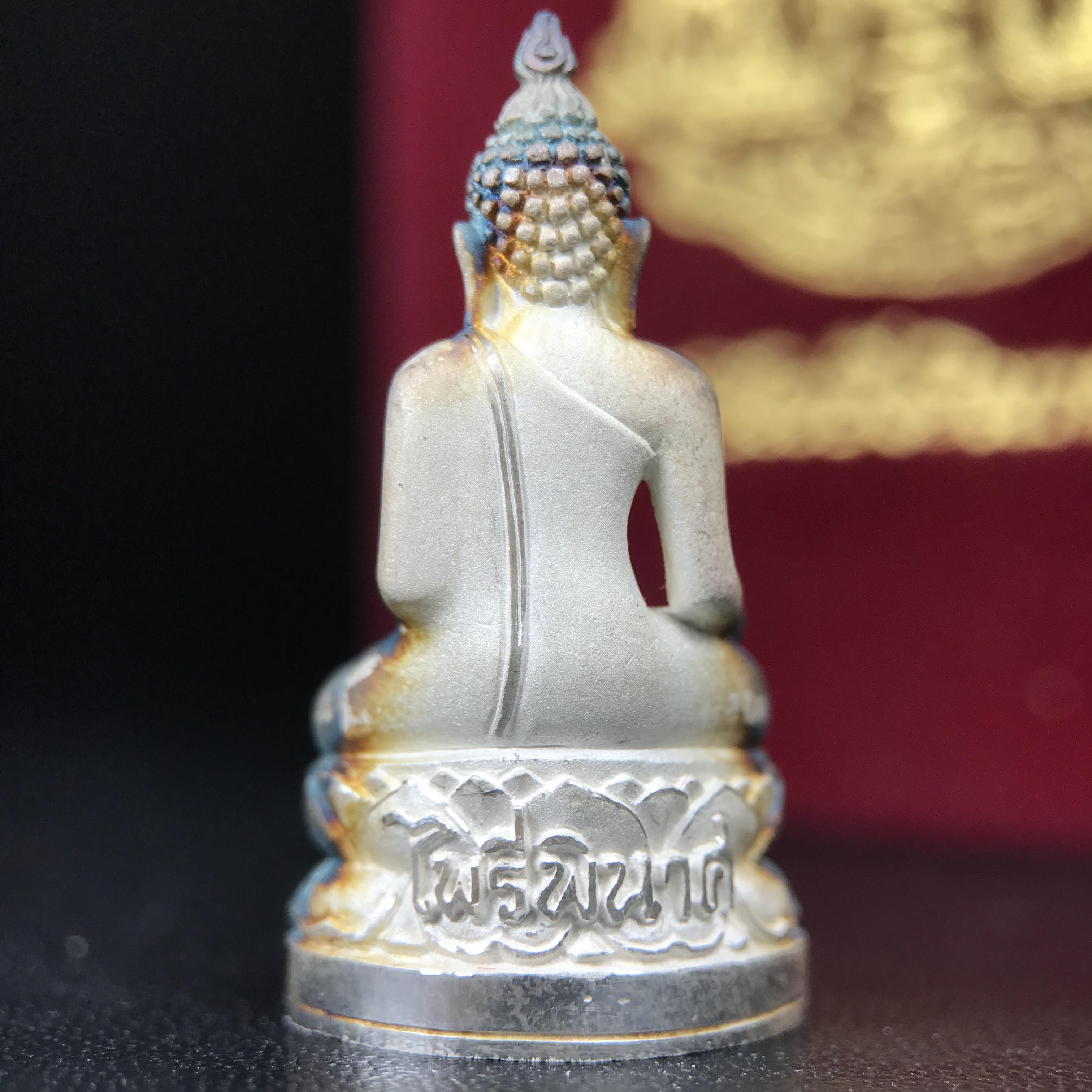 พระกริ่งไพรีพินาศ ตรากาญจนาภิเษก วัดบวรนิเวศวิหาร ที่ระลึกในหลวงรัชกาลที่9 ครองสิริราชสมบัติครบ 50ปี เนื้อเงิน(สภาพผิวเดิมขึ้นสีรุ้งธรรมชาติสวยแบบนิยม)(เสน่ห์พระเนื้อเงินสีสันที่ธรรมชาติสรรค์สร้าง)เข้มขลังทรงอานุภาพยิ่งใหญ่ กำราบศัตรูพ่ายสิ้น พระไพรีพินาศ
