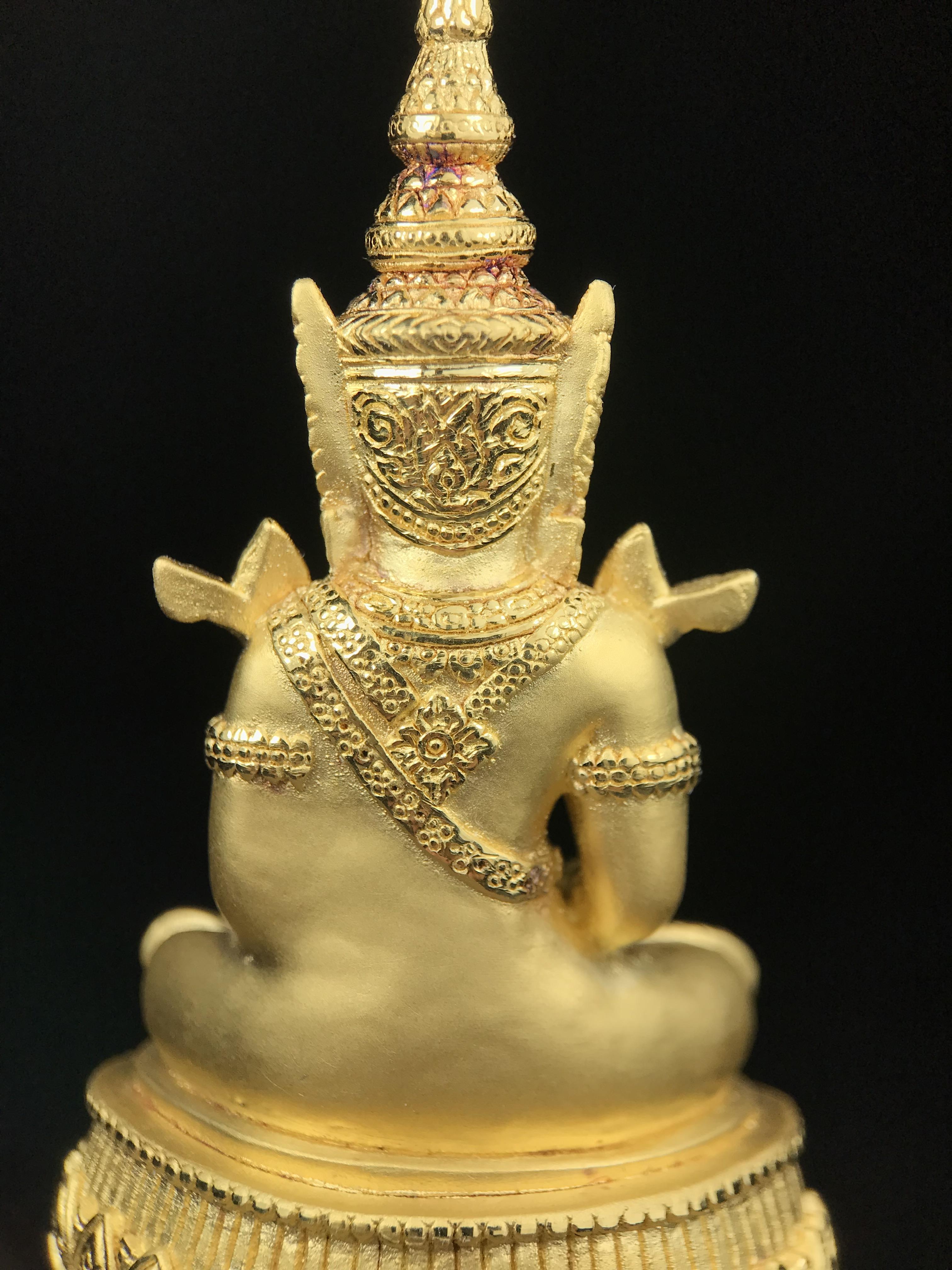 พระแก้วมรกต ภปร.(รุ่นแรก)ปี2545 รุ่นฉลองกรุงรัตนโกสินทร์ครบ 220 ปี หล่อลอยองค์ เนื้อทองคำบริสุทธิ์99.99% ขนาดบูชา 50*90 มม.(องค์หมายเลข ๗๘๙)(เลขมังกร 789 พลังแห่งความ มั่งคั่ง ร่ำรวย อำนาจ บารมี)สุดยอดมงคลแผ่นดินที่ควรเก็บรักษา บูชาเป็นมงคลชีวิต(หายากมาก)