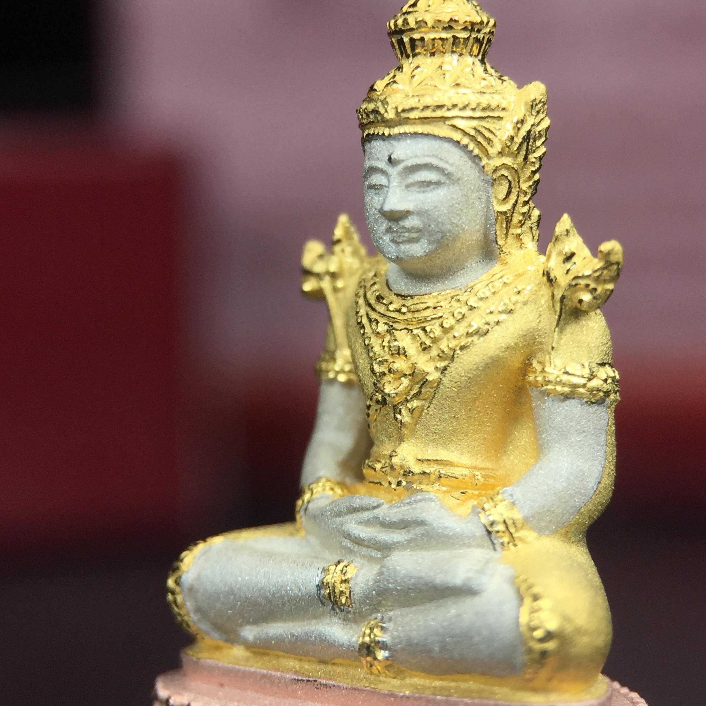 พระแก้วมรกต ภปร.(รุ่นแรก) ปี2545 รุ่นฉลองกรุงรัตนโกสินทร์ครบ 220 ปี พิมพ์ลอยองค์ใหญ่ เนื้อเงินบริสุทธิ์ 92.5% (สามกษัตริย์) ขนาด 19*35 มม. พร้อมกล่องบรรจุเดิม สวยครบสมบูรณ์