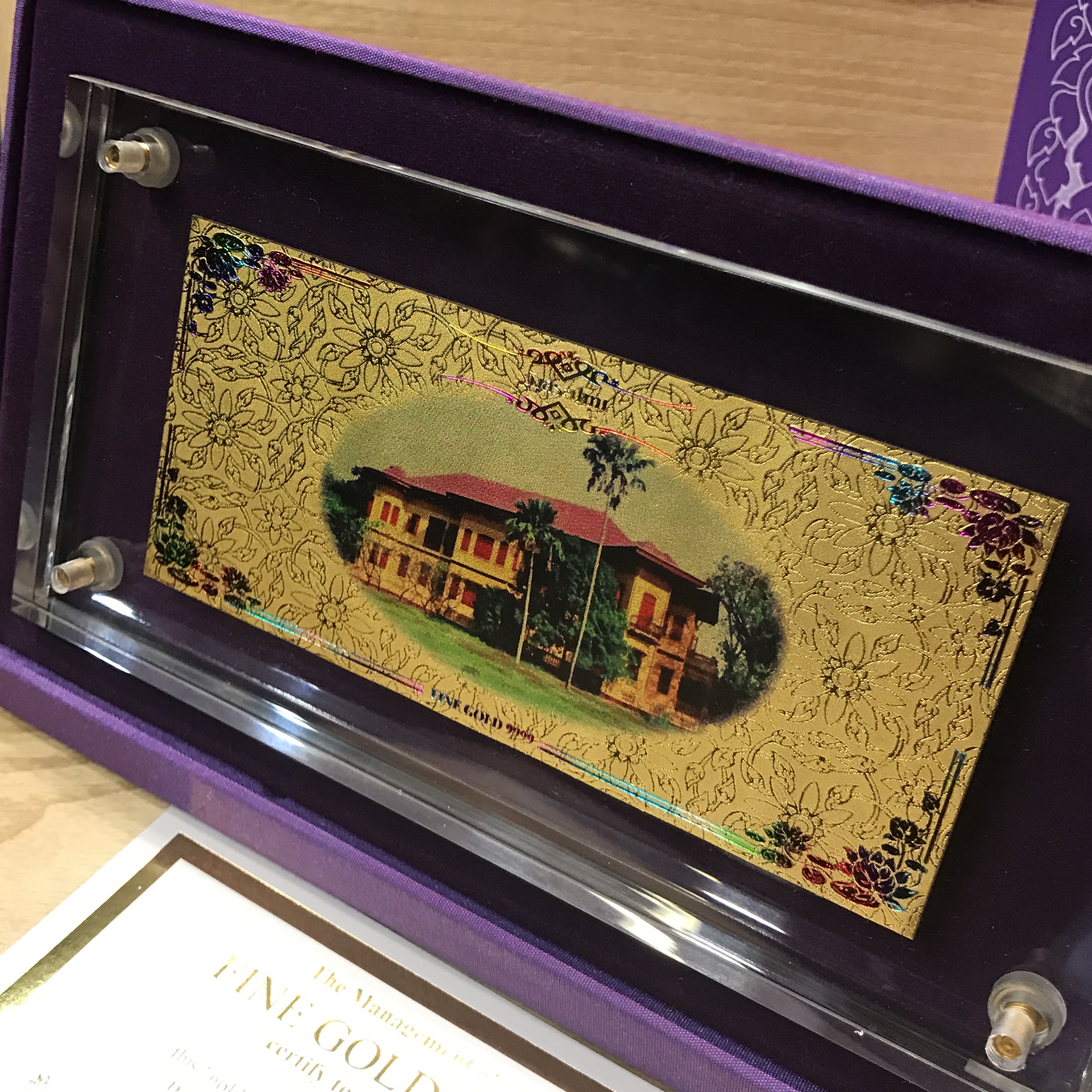 แผ่นทองคำที่ระลึกงานเฉลิมพระเกียรติสมเด็จพระเทพรัตนราชสุดาฯ สยามบรมราชกุมารีในโอกาสฉลองพระชนมายุ 5 รอบ 2 เมษายน พ.ศ.2558(แบบทองคำลงยาสี)