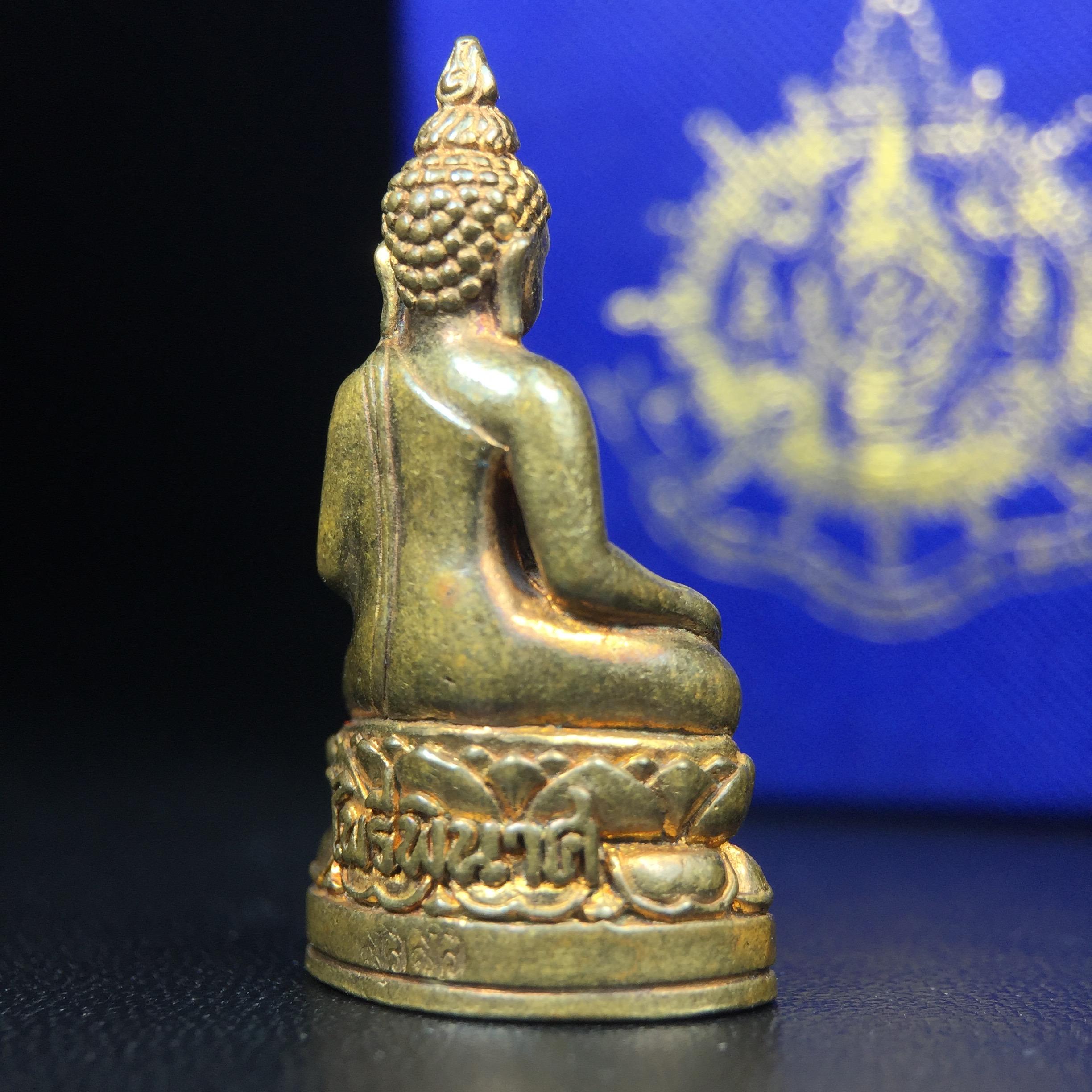 พระกริ่งไพรีพินาศ เฉลิมพระเกียรติ พระบาทสมเด็จพระเจ้าอยู่หัวรัชกาลที่9 พระชนมพรรษา 6 รอบ ปี2542เนื้อสัมฤทธิ์(บรรจุเหล็กไหล)ดีนอก-ดีใน(องค์นี้เป็นเนื้อสัมฤทธิ์ พิเศษกรรมการ ตอก 2 โค๊ต หมายเลข ๒๑๐๓)หายาก