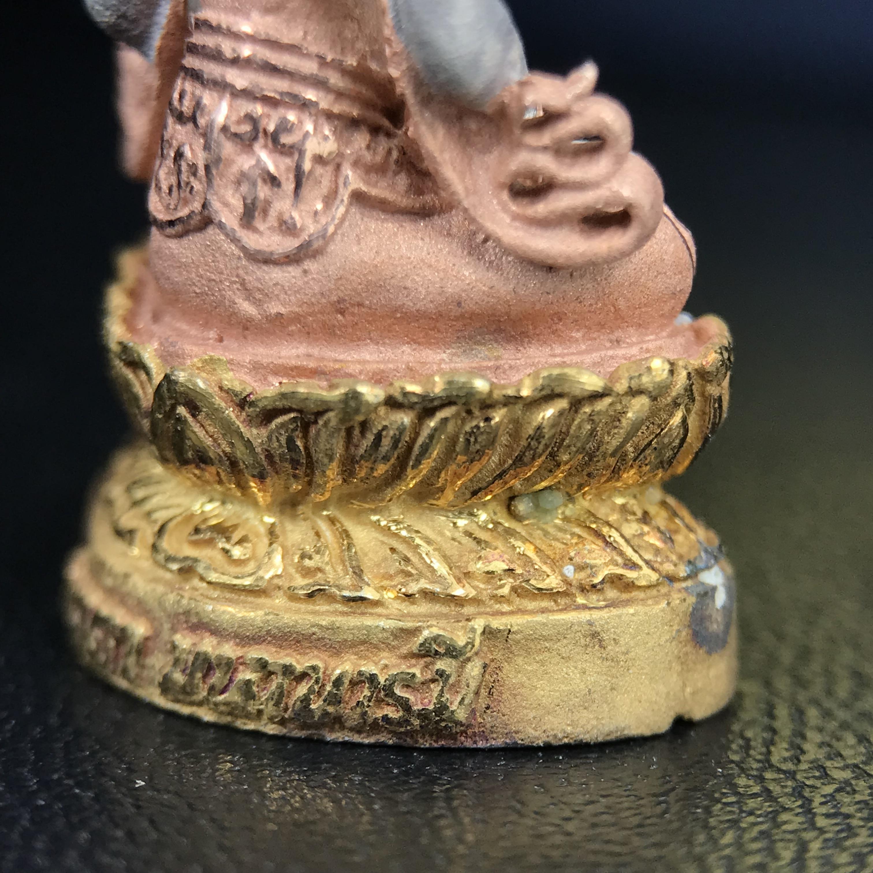 พระอวโลกิเตศวร เมตตา มหาบารมี พิธีพุทธาภิเษก ณ อุโบสถ วัดบวรนิเวศวิหาร 3 พฤษภาคม 2540 เนื้อเงินสามกษัตริย์ ขนาด 3.2 x 2.7 ซม. ตอกโค๊ตใต้ฐานพร้อมกล่องบรรจุเดิม สวย ครบ สมบูรณ์(รุ่นนี้หายาก พบเจอน้อยมาก)