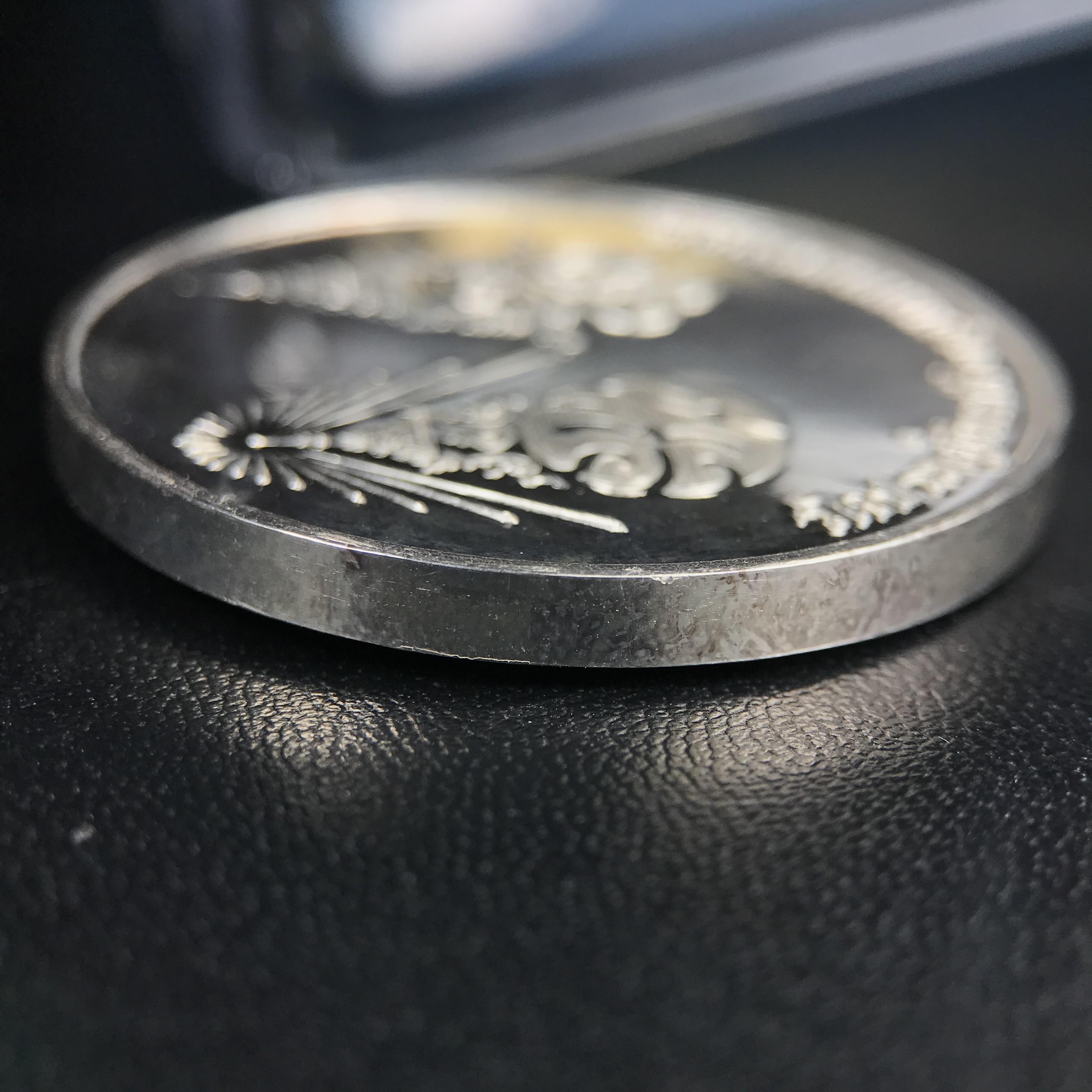 เหรียญรูปเหมือนพระราชสังวราภิมณฑ์(หลวงปู่โต๊ะ)ที่ระลึก ครบ 108 ปี วัดประดู่ฉิมพลี ปี 2538 ด้านหลังพระราชทานพระนามาภิไธยย่อ ภปร. และ สก. เนื้อเงินขัดเงา เหรียญกลมใหญ่ขนาด 3.5 ซม.สภาพสวยเดิมกล่องบรรจุเดิมครบสมบูรณ์และหายาก