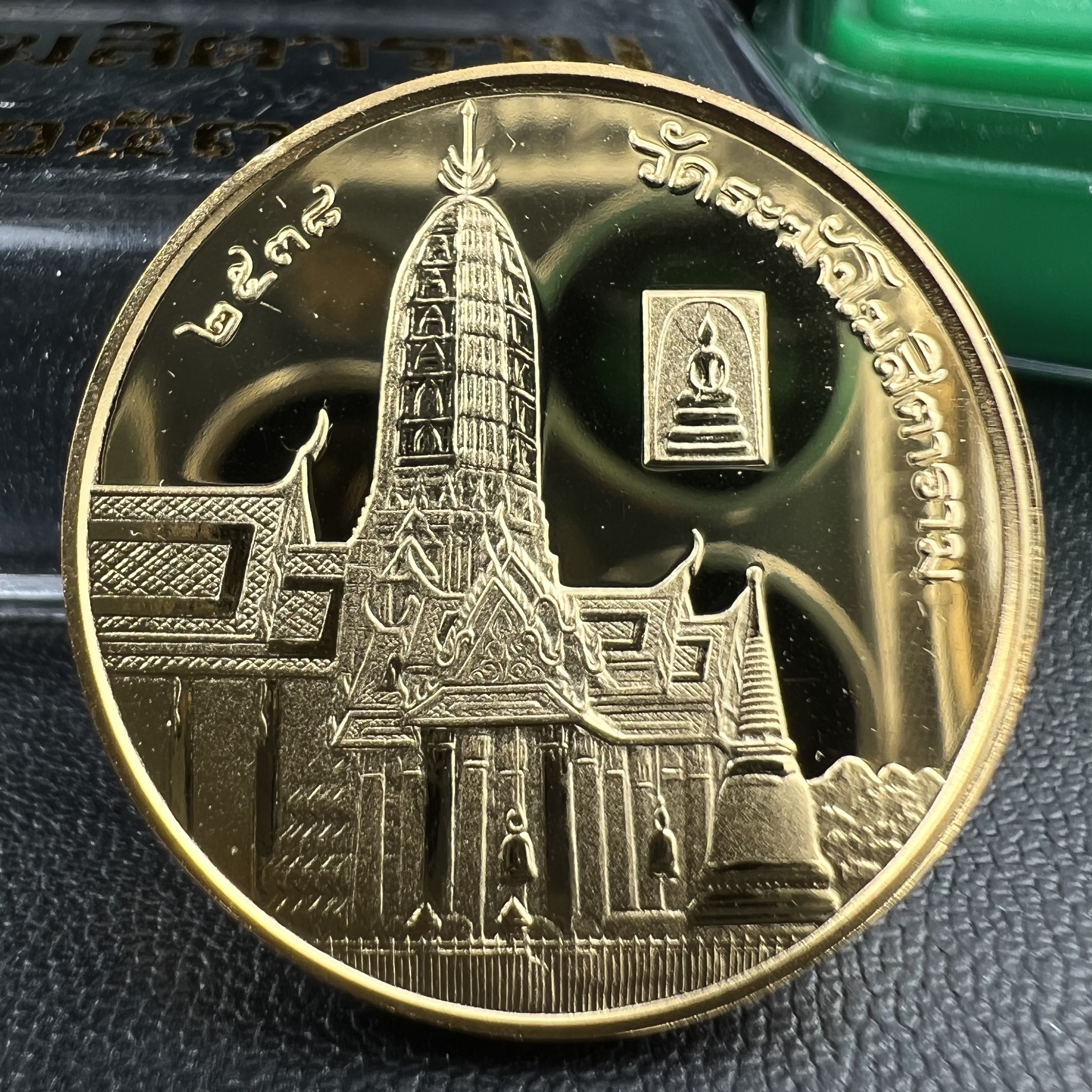 เหรียญเสด็จพ่อ ร.5 พระปิยมหาราช รุ่นบูรณะโบสถ์ พิธีมหาพุทธาภิเษก ณ พระวิหารวัดระฆังโฆสิตาราม ปี2538 เนื้อทองแดงบริสุทธิ์ชุบทองไมครอนขัดเงาสามมิติขนาด2.5 ซม.(พิมพ์เล็ก)ผลิตโดยโรงกษาปณ์ ประเทศ ฮังการี ( HUNGARIAN MINT)สภาพสวยดุจทองคำ ผิวกระจก บล็อกนอกสวยงาม