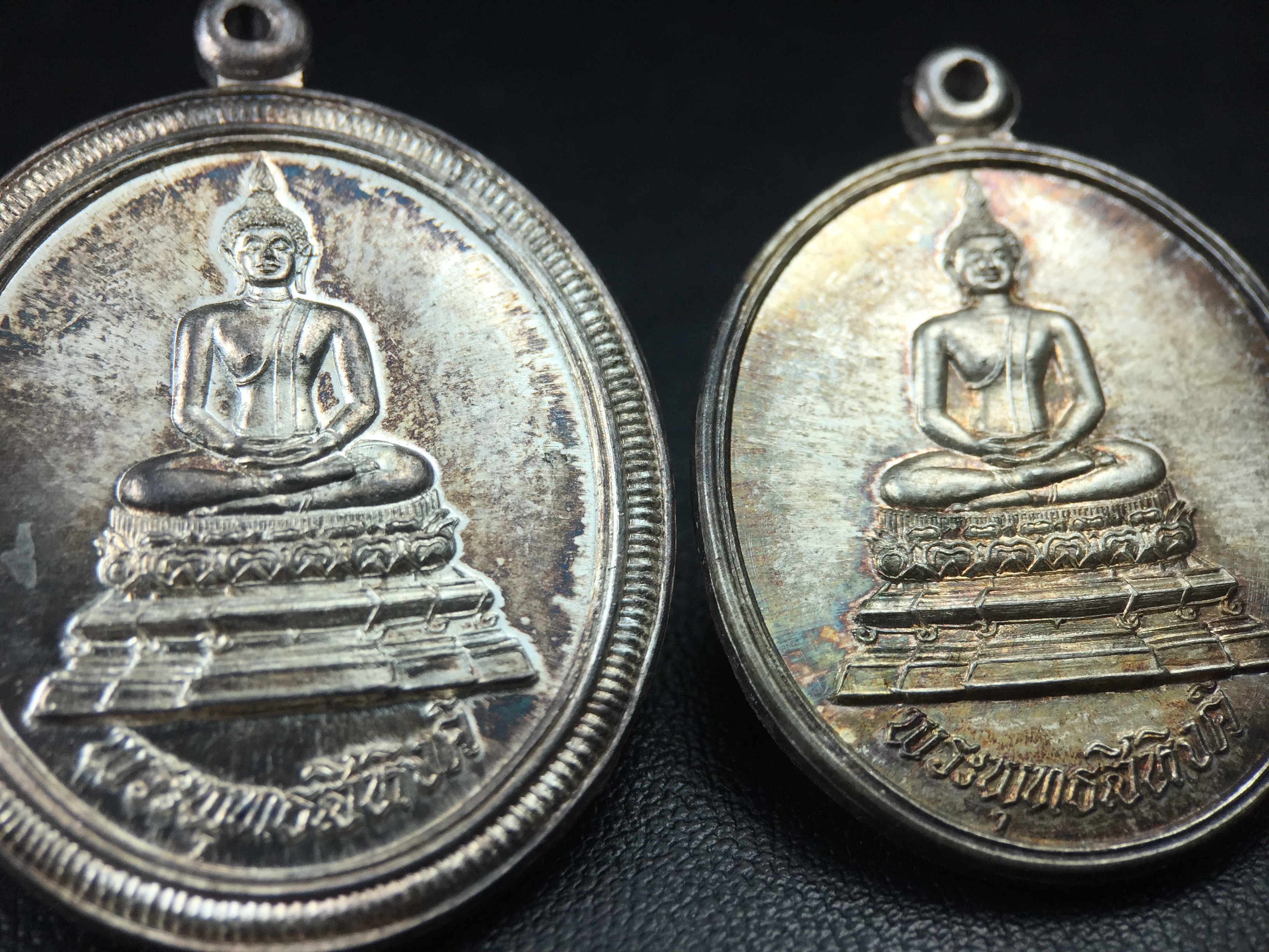 เหรียญพระพุทธสิหิงค์ ภปร. รุ่นมหาลัยธรรมศาสตร์ 60ปี พ.ศ.2537 พิมพ์ใหญ่+พิมพ์เล็ก เนื้อเงินผิวเดิมๆขึ้นสีรุ้งๆสวยมาก(ในหลวงรัชกาลที่9เสด็จในพิธี)(พิธีใหญ่ เกจิที่มีชื่อเสียงมาร่วมปลุกเสกจำนวนมาก ชนวนมาลสารเก่าเข้มขลัง )ของดีธรรมศาสตร์ที่ศิษย์เก่าไม่ควรพลาด