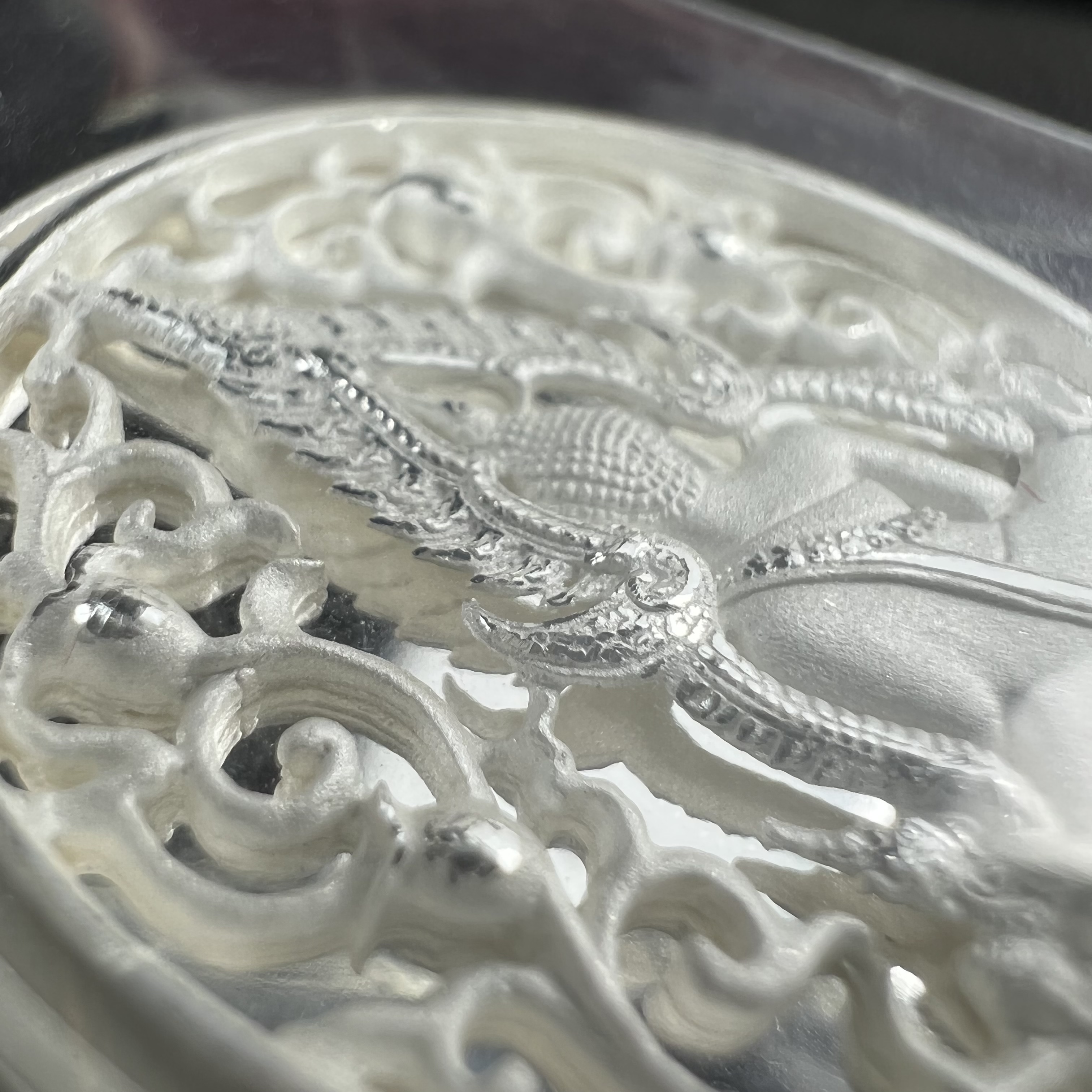 พระพุทธชินราช รุ่น ประวัติศาสตร์ มูลนิธิเพื่อตำรวจไทยจัดสร้าง ปี 2562 เนื้อเงินขัดเงา พิมพ์เหรียญรูปไข่ฉลุลายไทย พิมพ์ใหญ่ พระพุทธชินราช แบบจิวเวอร์รี่ (ขนาดสูง 2.9 ซม.) (สภาพ สวย ซีนซองเดิม กล่องบรรจุเดิมครบสมบูรณ์)