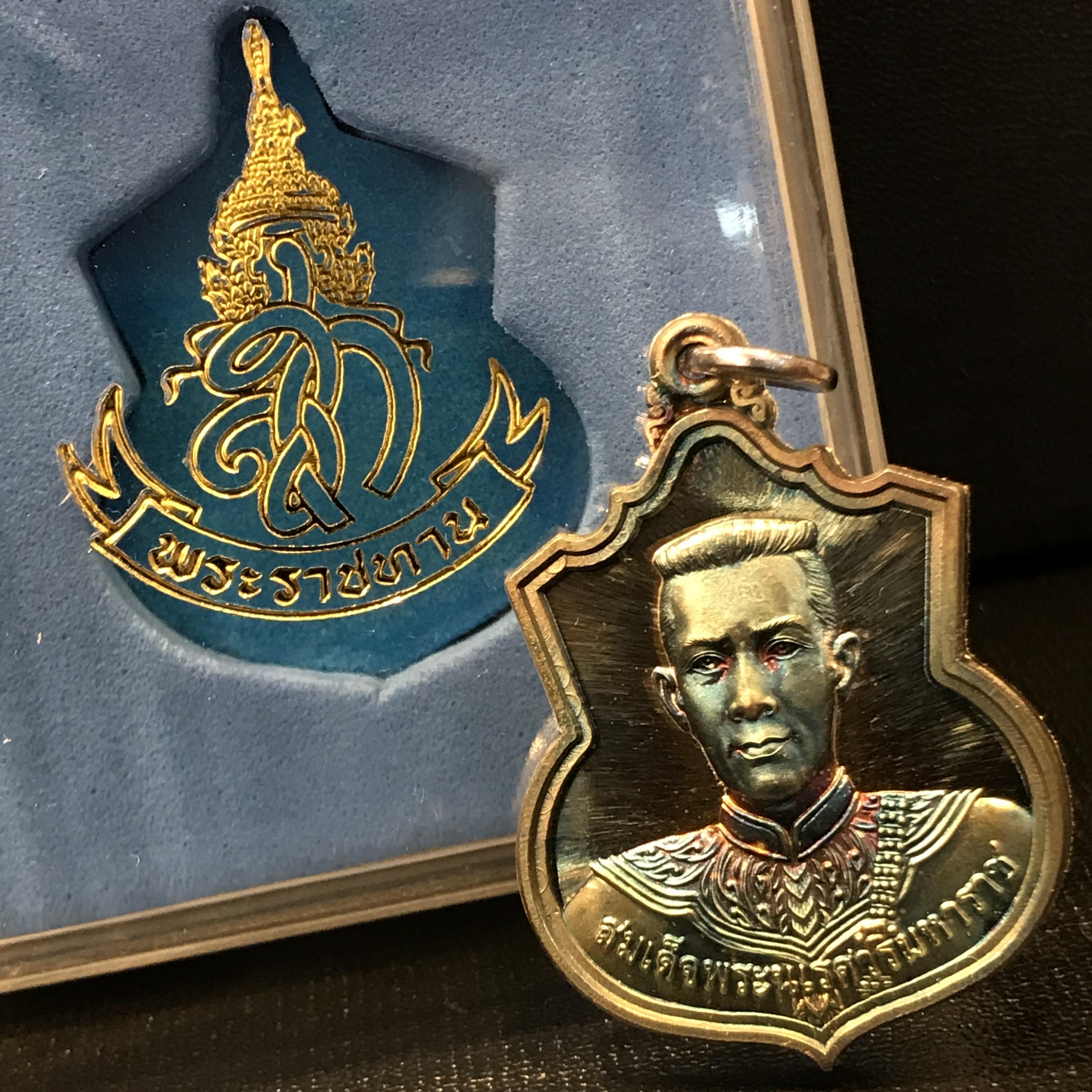 เหรียญสมเด็จพระนเรศวรมหาราช รุ่นสู้ หลัง สก. พิธีใหญ่ ปี 2548 เนื้อเงิน ผิวเดิมขึ้นสีรุ้งสวยนิยม พร้อมกล่อง