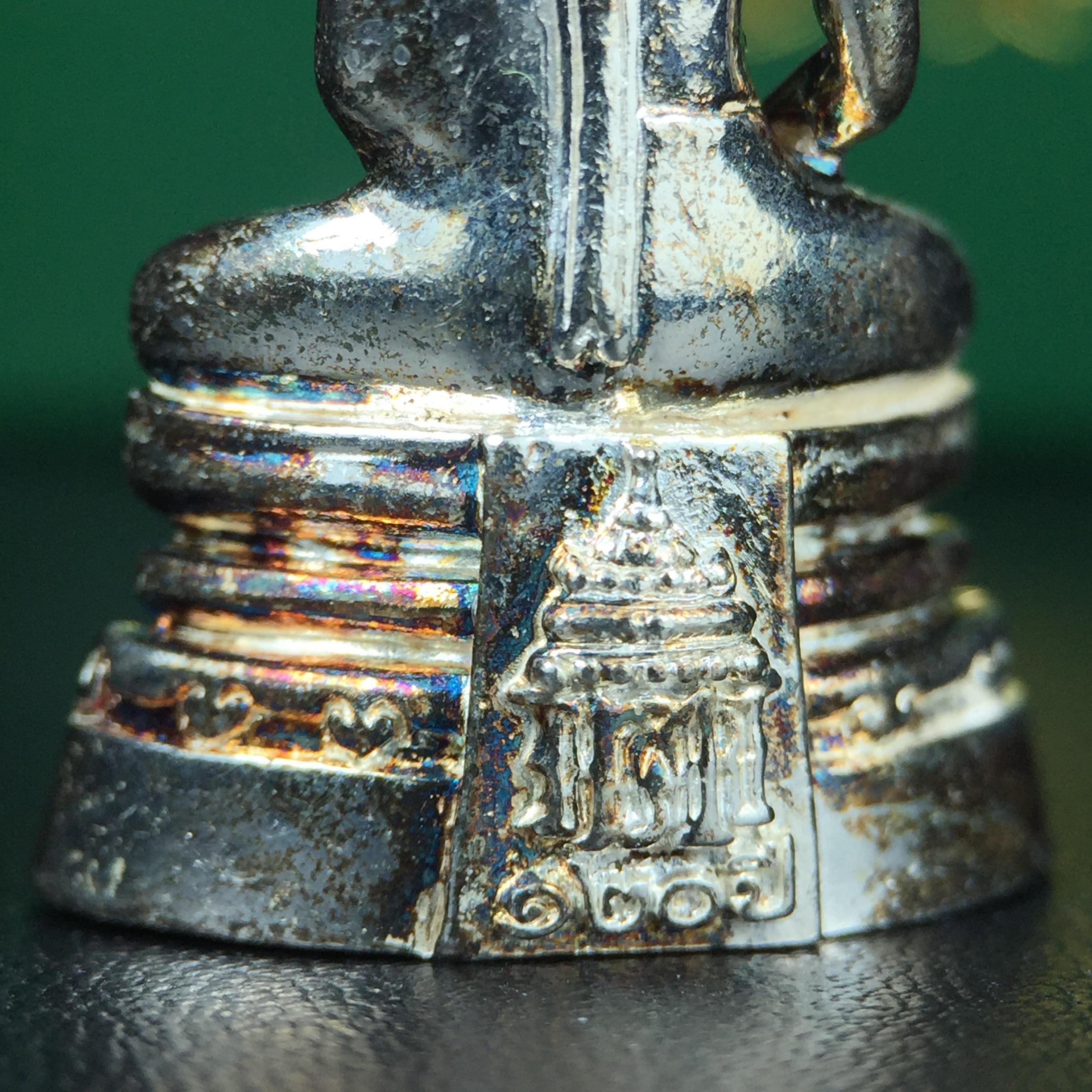 พระพุทธโสธร รุ่น กศก. 120 ปี เนื่องในโอกาสครบ 120 ปี กรมศุลกากร กระทรวงการคลัง จัดสร้าง ปี 2537 เนื้อเงินบริสุทธิ์ 99.9% ผิวขัดเงา(ขึ้นสีรุ้งธรรมชาติสวย)(งานบริษัท แพรนด้า จิวเวลรี่)สวยงดงาม ทรงคุณค่า สีสันที่ธรรมชาติสรรค์สร้าง