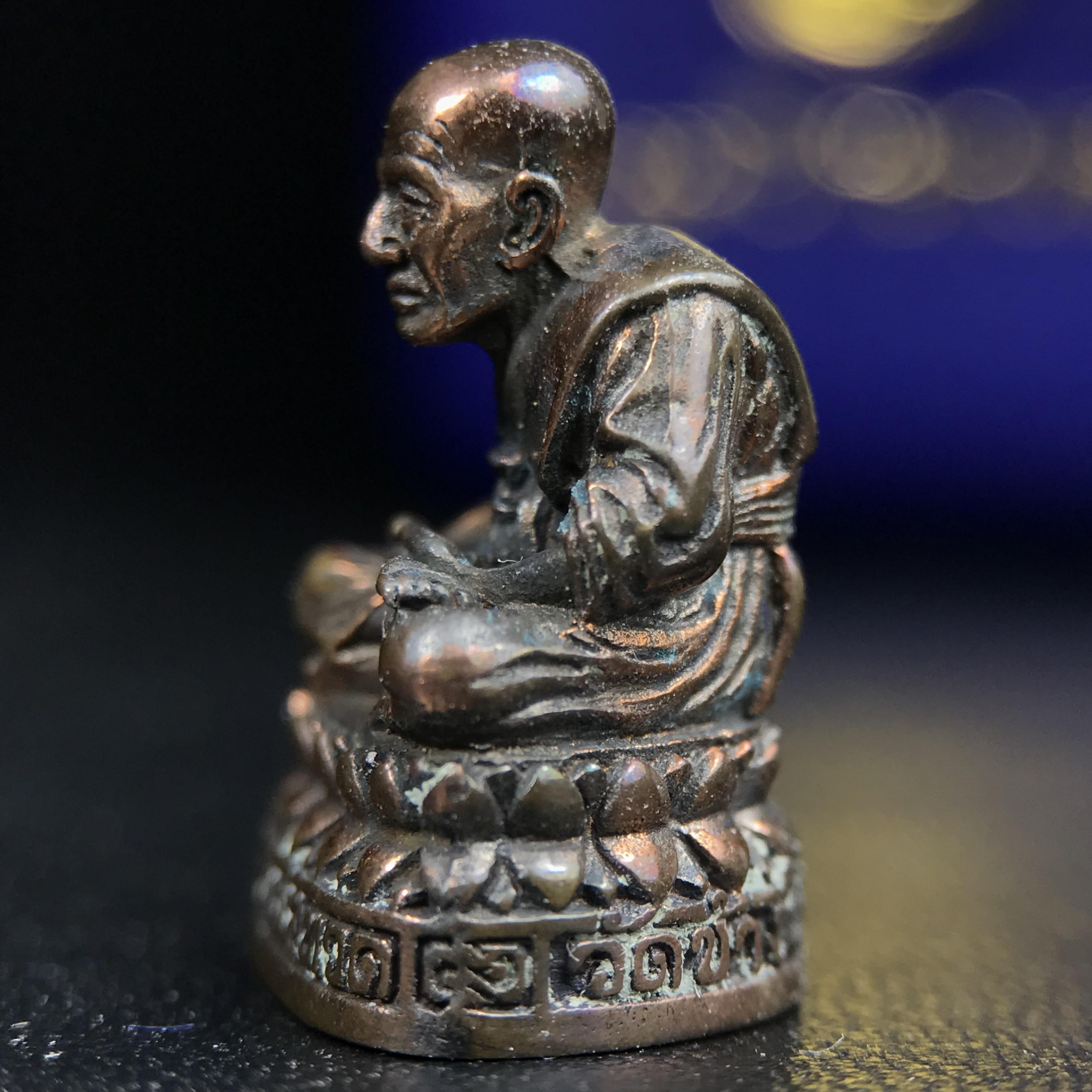 รูปเหมือนหล่อลอยองค์หลวงปู่ทวด รุ่น 111ปี กระทรวงกลาโหม เนื้อนวโลหะรมดำ-ปัดเงา ปี2540 พิธีใหญ่ เข้มขลัง นิยม พร้อมกล่องบรรจุเดิม(คัดสภาพสวยผิวเทพๆผิวรุ้งๆ)ทั้งพิธีทั้งพุทธศิลป์ทรงคุณค่าอีกหนึ่งรุ่นยอดนิยม