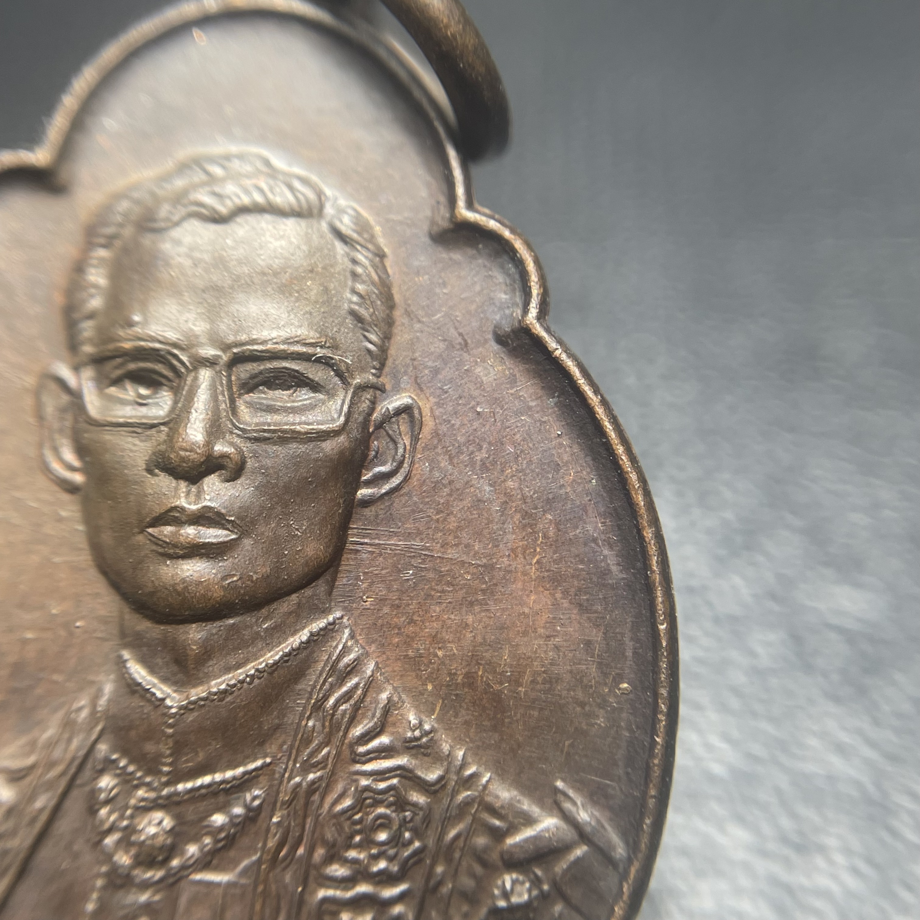 เหรียญ ร.9 ทรงเฉลิมพระชนมพรรษาครบ 4 รอบ ปี2518 (เนื้อทองแดงบล็อกวงเดือนล่างหายากนิยมที่สุดในรุ่น)(พิธีใหญ่)(รุ่นยอดนิยม เหรียญหลักที่ต้องมี เกจิดังในยุคร่วมปลุกเสก)