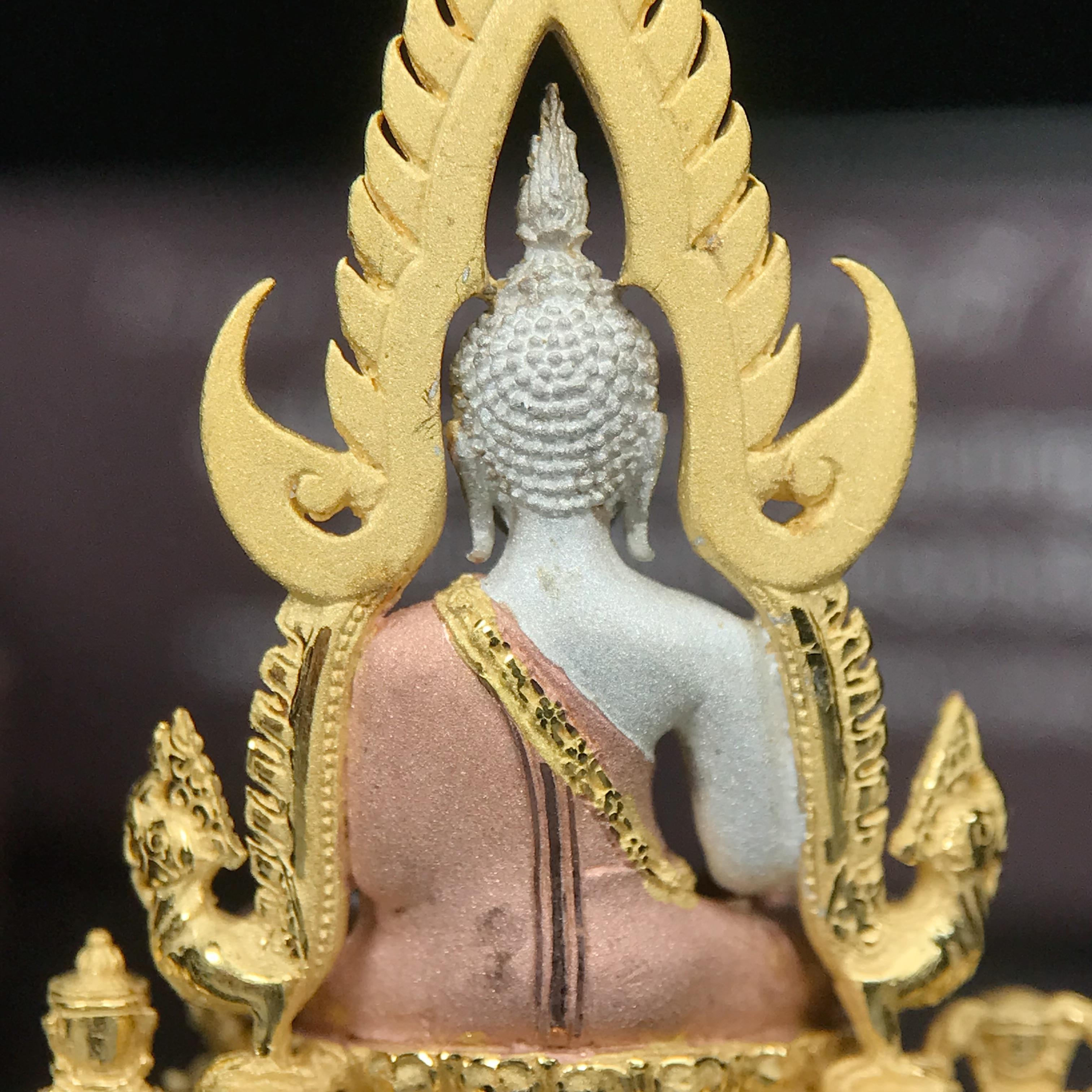 พระพุทธชินราช ภปร. โครงการ "เพราะแผ่นดินนี้ คือ แผ่นดินเกิด" ปี 2548(รุ่นแรก) ลอยองค์เนื้อเงินสามกษัตริย์ หน้าตัก 1/2 นิ้ว (ขนาด 3.5 x 2.5 ซม.) พุทธศิลป์งดงามทรงคุณค่า รุ่นยอดนิยม(องค์หมายเลข ๘๘๕๐)