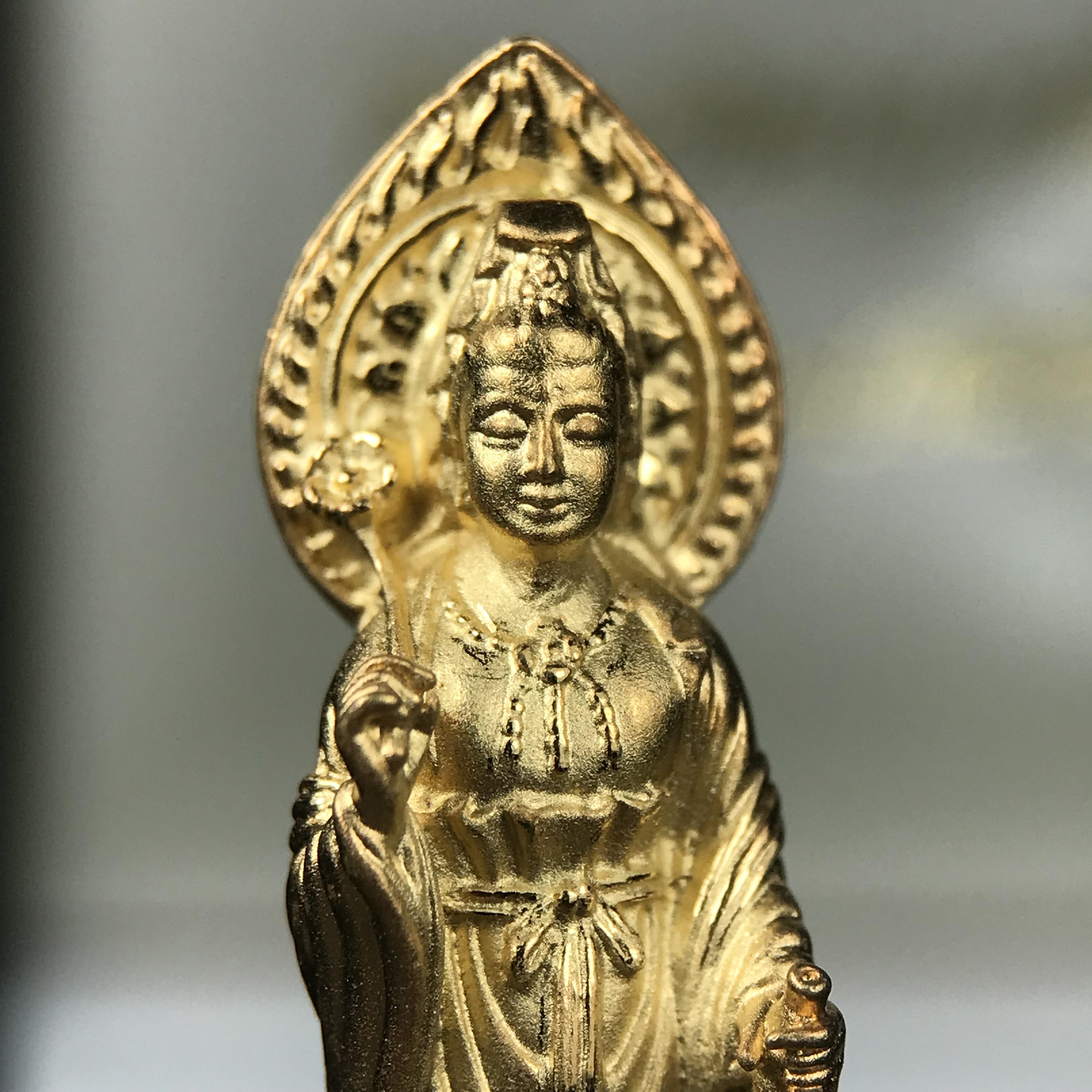 พระโพธิสัตว์อวโลกิเตศวร (เจ้าแม่กวนอิม) รุ่นฉลองปีกาญจนาภิเษก ปี 2540 เนื้อชุบทอง กะไหล่ทอง พ่น ทราย(สวยดุจทองคำ) เทศบาลนครหาดใหญ่จัดสร้างถวายเฉลิมพระเกียรติพระบาทสมเด็จพระเจ้าอยู่หัวทรงครองสิริราชสมบัติครบ 50 ปี(สภาพสวยเดิมพร้อมกล่องบรรจุเดิม)หายาก