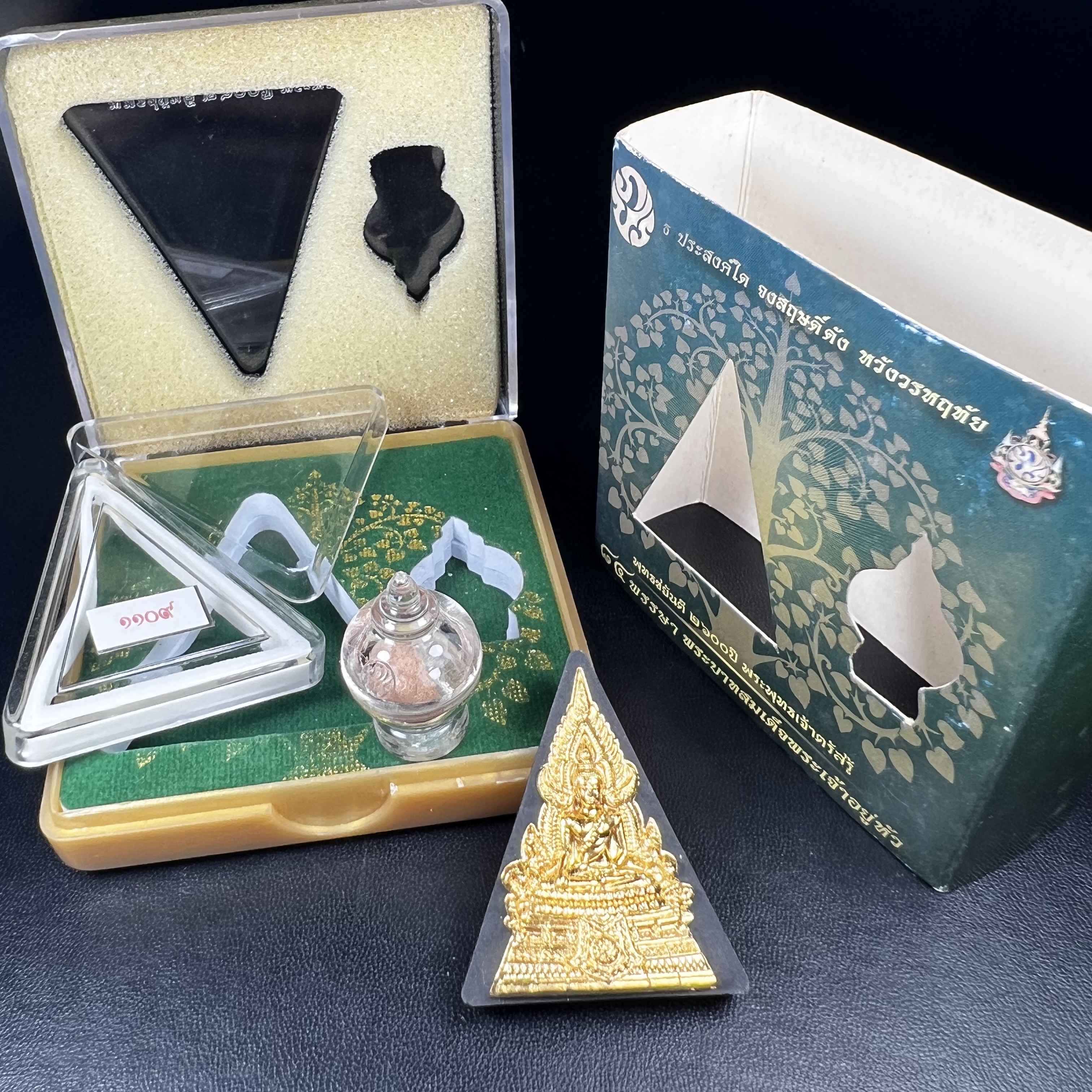 พระพุทธชินราช ภปร. 84พรรษา เนื้อผงปิดทองด้านหน้า หลัง ภ.ป.ร. เนื้อทองคำ(2.6 กรัม) (พระราชทานมวลสาร จิตรลดาและเส้นพระเจ้า(เส้นผม)ในหลวงรัชกาลที่9)พุทธศิลป์ทรงคุณค่าอีกหนึ่งรุ่นยอดนิยม(องค์หมายเลข ๑๑๐๙)1 ใน 3000 องค์ หายาก