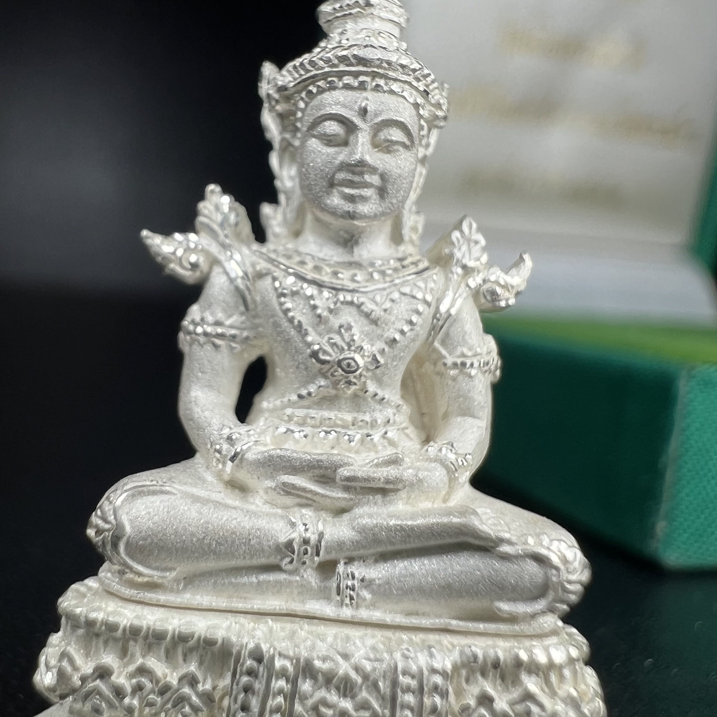 พระพุทธมหามณีรัตนปฎิมากร(พระแก้วมรกต)รุ่น เฉลิมพระเกียรติ วัดพระศรีรัตนศาสดาราม(วัดพระแก้ว) ปี2543 เนื้อเงินพิมพ์ใหญ่ลอยองค์ ฤดูร้อน กล่องบรรจุเดิมครบ หายากพบเจอน้อย