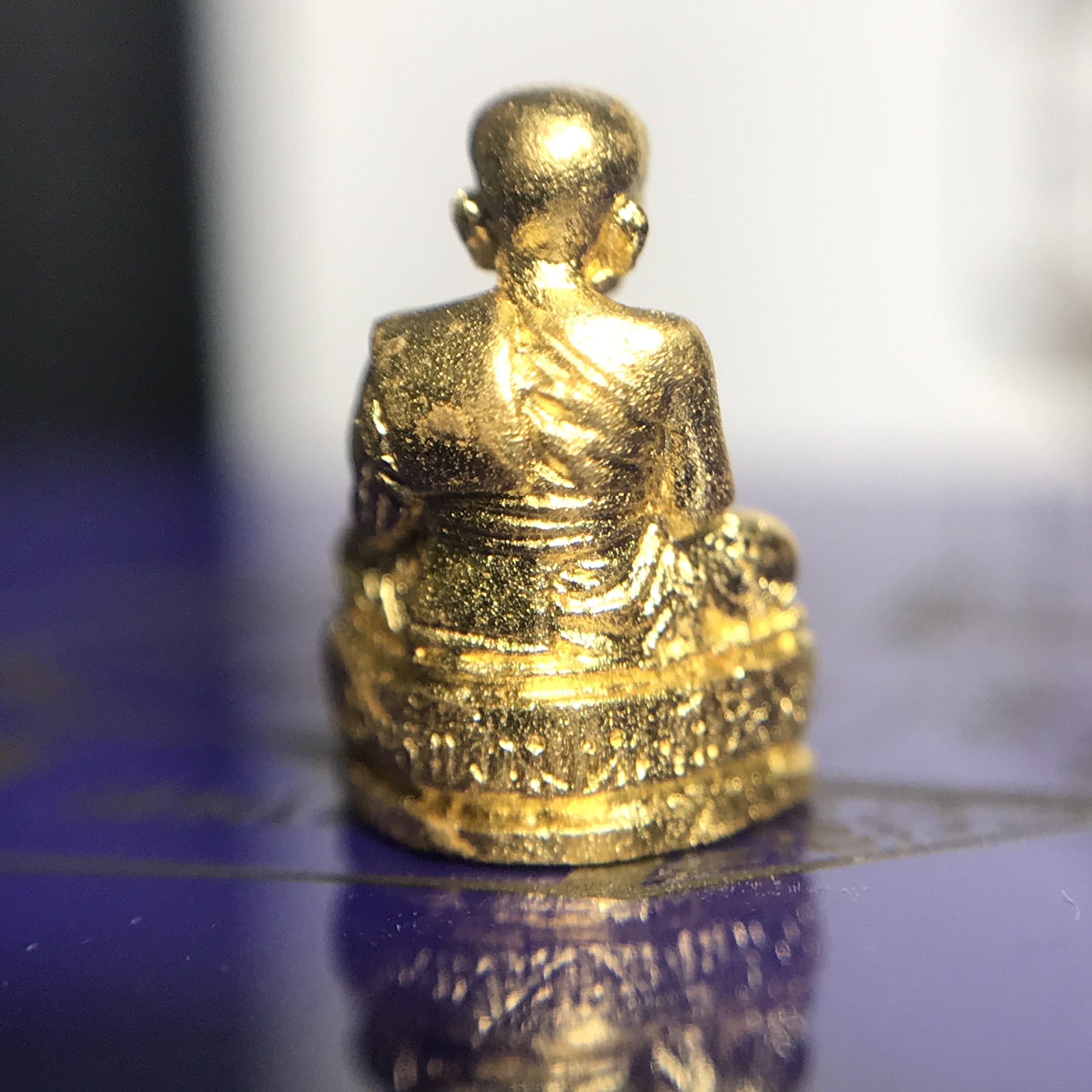 หลวงพ่อทวด สธ. รุ่นสมเด็จเจ้าฟ้ามหาจักรี 48พรรษา จัดสร้างโดยสภากาชาดไทย ปี2546 (รูปหล่อขนาดห้อยคอ) เนื้อทองคำหนัก 2.02 กรัม พร้อมกล่องบรรจุเดิมสวยงาม