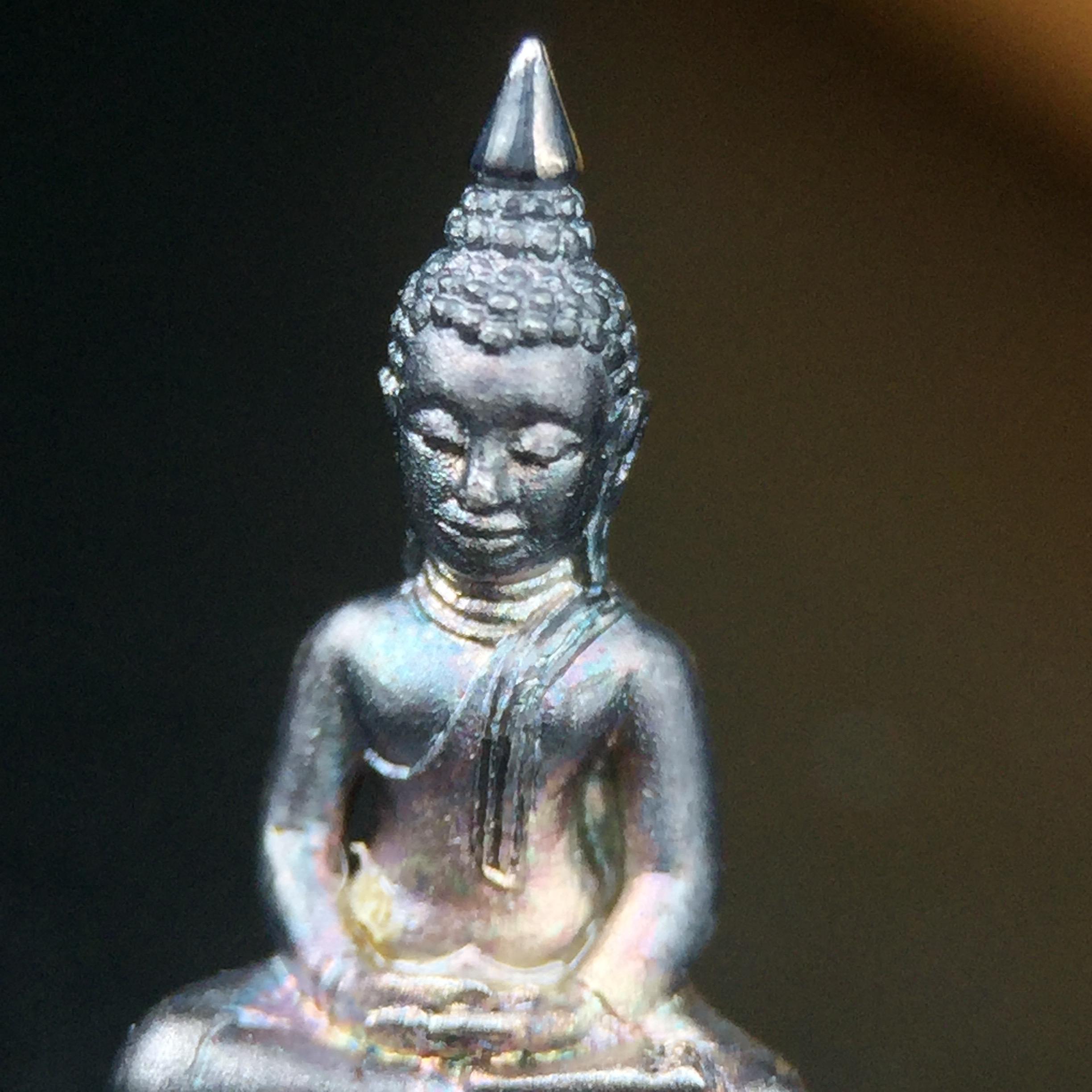 พระพุทธโสธร คุ้มเกล้าฯ ภปร.(ใต้ร่มพระบารมี คุ้มเกล้า) 60ปี รพ.ภูมิพลฯ พ.ศ.2552 เนื้อเงิน ชุบทองคำขาว(พิมพ์เล็กขนาด 11.5*10.5 มม.)เนื้อเงินผิวเดิมกลับดำขึ้นสีรุ้งเข้มขลังงดงามธรรมชาติสร้างสรรค์ สภาพสวยเดิมพร้อมกล่องบรรจุเดิม ตอกโค๊ดหมายเลขกำกับ