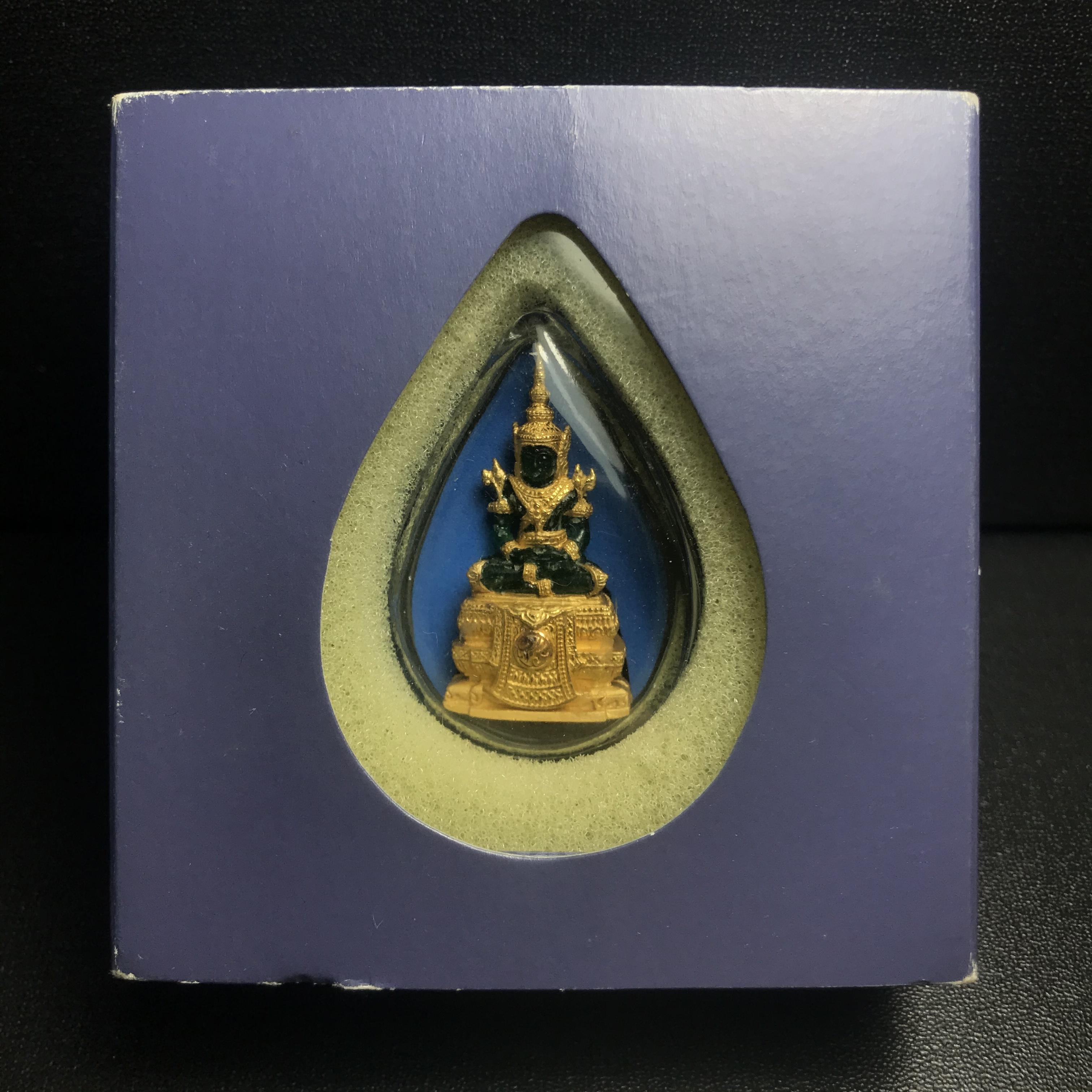 พระแก้วมรกต ภปร. ปี2547 จัดสร้างโดย รพ.ภูมิพลฯ ลอยองค์ หน้าตัก 1/2 นิ้ว เนื้อเรซิ่นหุ้มทองคำ99.99%