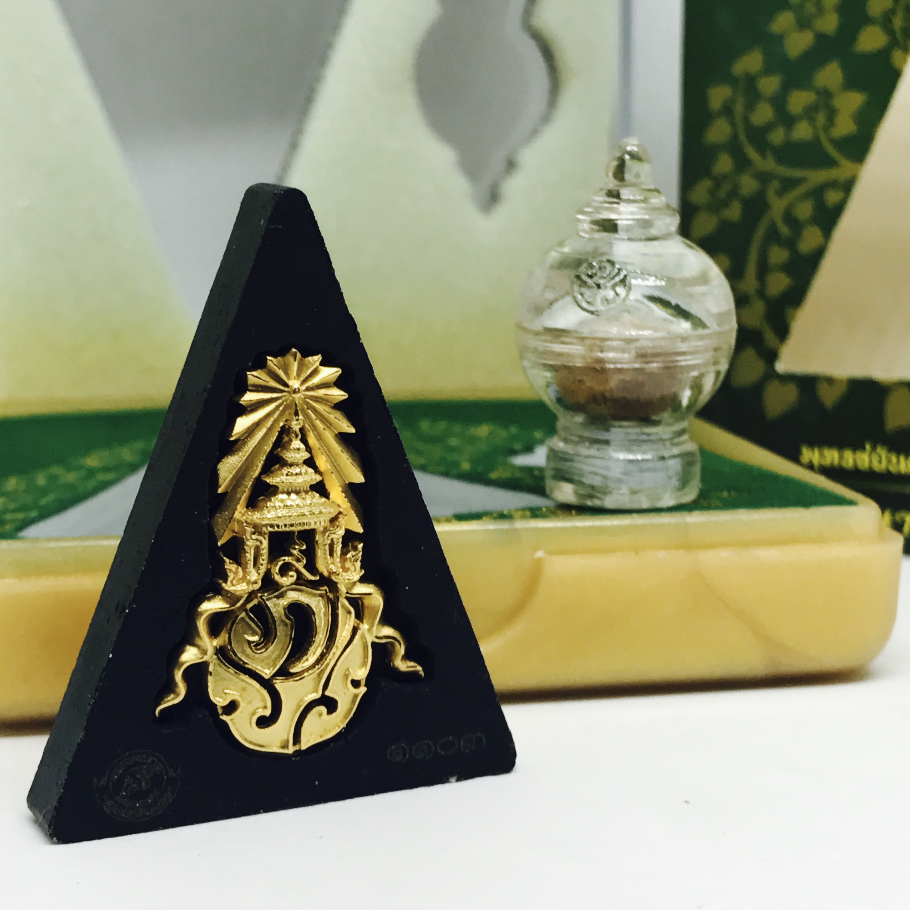 พระพุทธชินราช(จำลอง)ภ.ป.ร. 84พรรษาเนื้อผงปิดทองด้านหน้า หลัง ภ.ป.ร. ทองคำ