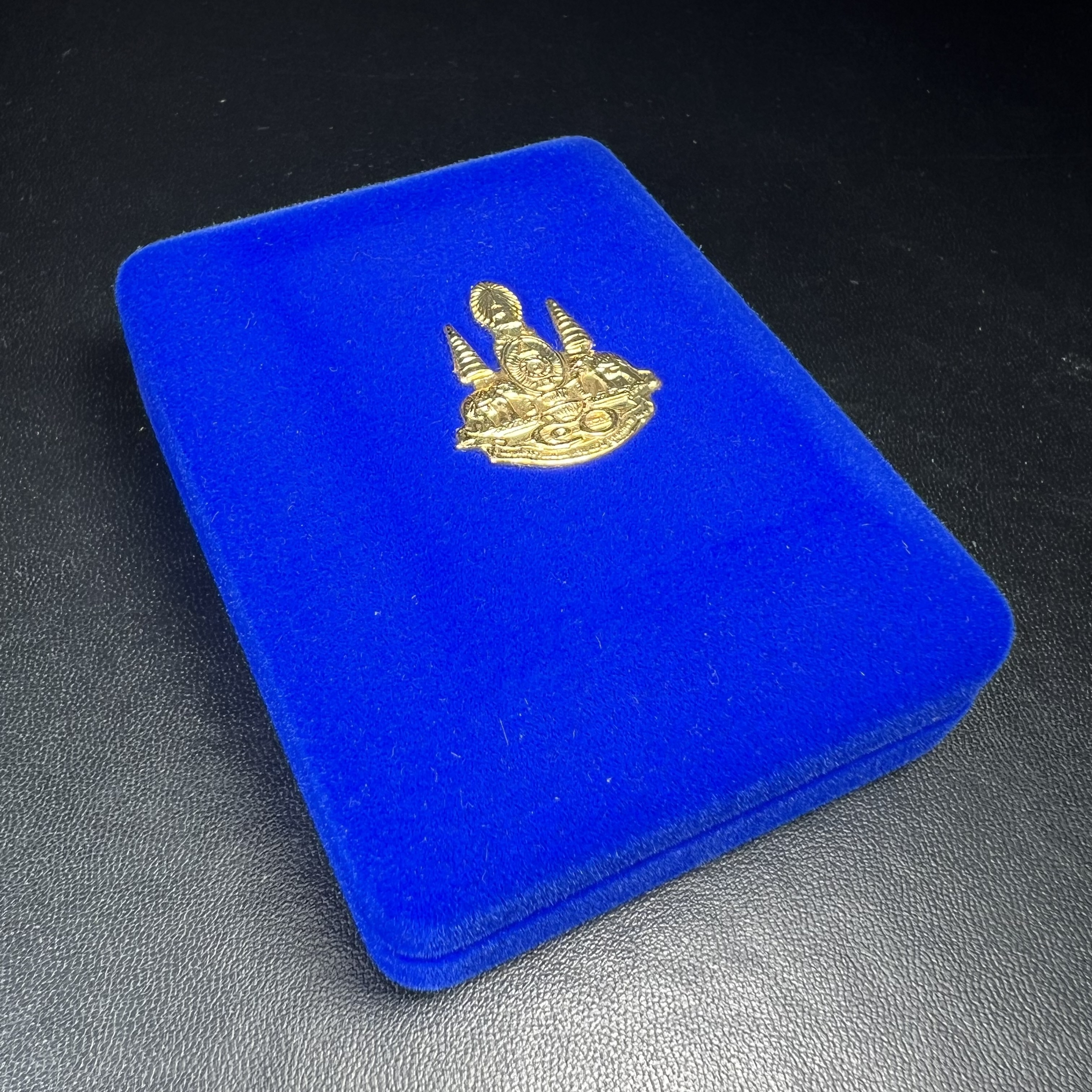 พระกริ่งหลวงพ่อโสธร ภปร. รุ่นกาญจนาภิเษก จัดสร้างในมงคลวโรกาสที่พระบาทสมเด็จพระเจ้าอยู่หัวรัชกาลที่9 เสด็จเถลิงถวัลย์สิริราชสมบัติ ครบ 50 ปี ในพุทธศักราช 2539 เนื้อเงิน(ผิวเดิมสวย)(พิธีใหญ่เข้มขลัง)1 ใน 9950 องค์