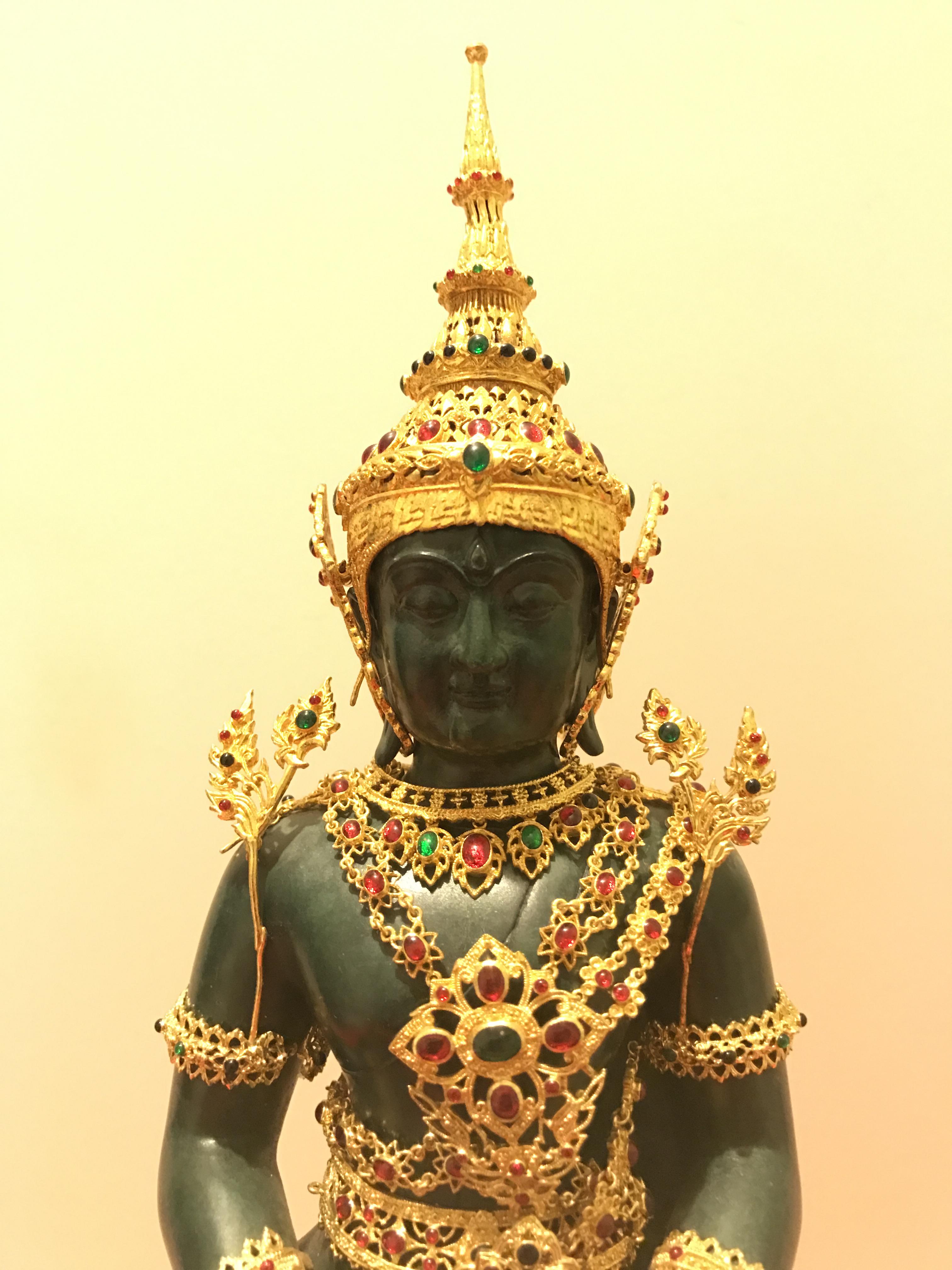 พระพุทธมหามณีรัตนปฏิมากร จำลอง (พระแก้วมรกต) ขนาดบูชาหน้าตัก 5 นิ้ว ตราสัญลักษณ์ ภ.ป.ร. รุ่นแรก ปี2547 เนื้อนวโลหะเคลือบสีเขียว(เครื่องทรงนวโลหะชุบทองไมครอน)