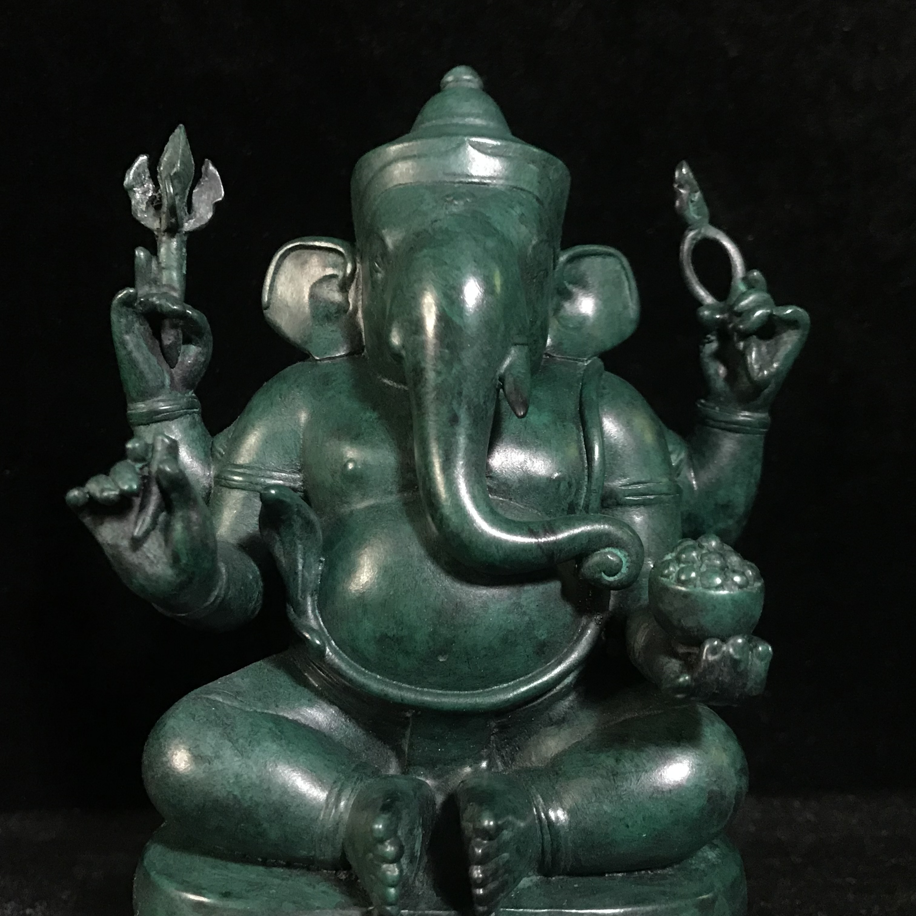 พระพิฆเนศวร 65 ปี คณะจิตรกรรม มหาวิทยาลัยศิลปากร ปี2551 ลอยองค์เนื้อสำริดขนาดหน้าตัก 3 นิ้ว(เนื้อสำริดเขียวพลาติน่า)