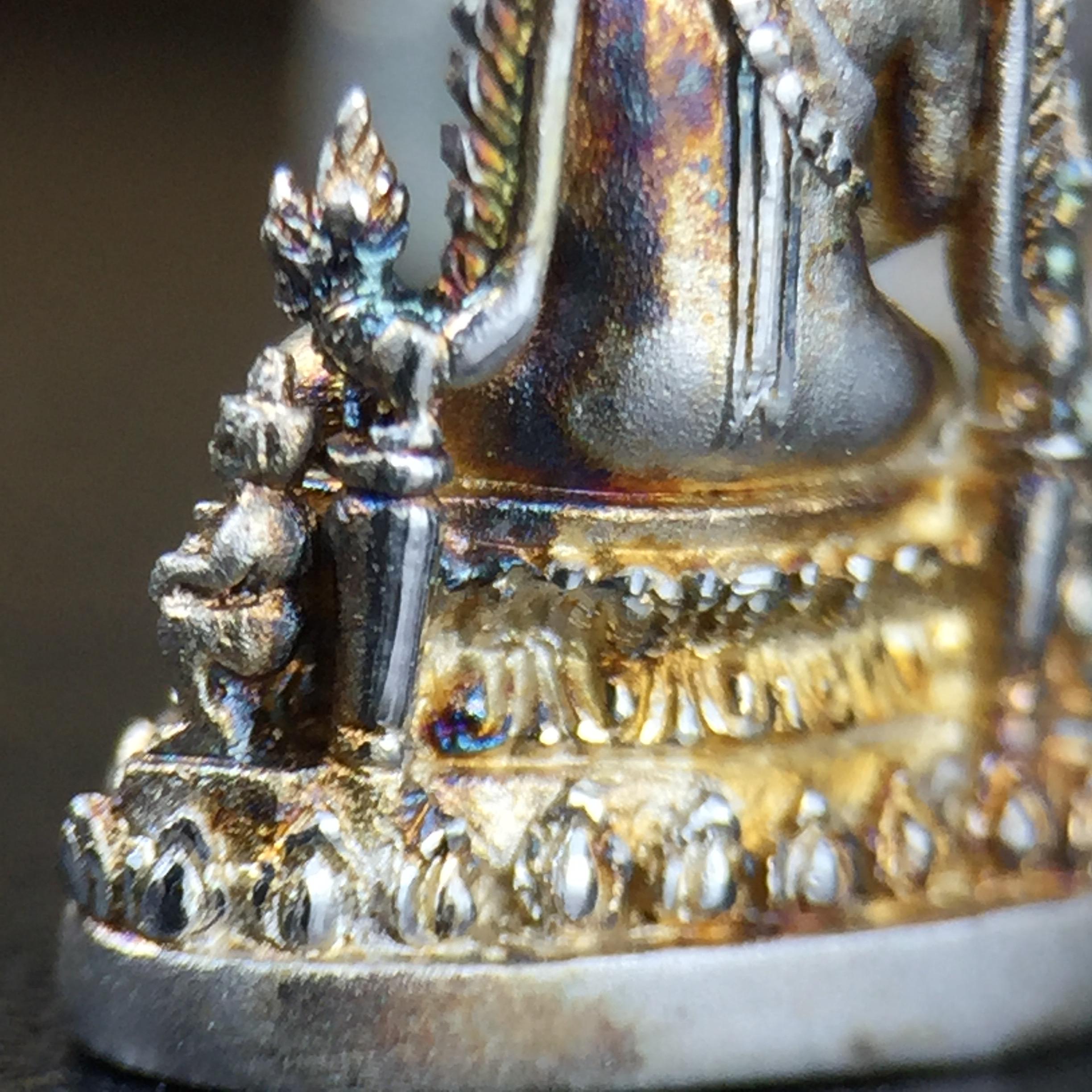 พระพุทธชินราช(จำลอง) ภปร. 84 พรรษา เนื้อเงินชุบทองคำขาว พิมพ์เล็กขนาดหน้าตัก 1/4 นิ้ว (สภาพผิวเดิมสวย ขึ้นสีรุ้งธรรมชาติ แบบนิยม)(พระราชทานมวลสาร จิตรลดาและเส้นพระเจ้า(เส้นผม))พุทธศิลป์ทรงคุณค่าอีกหนึ่งรุ่นยอดนิยม