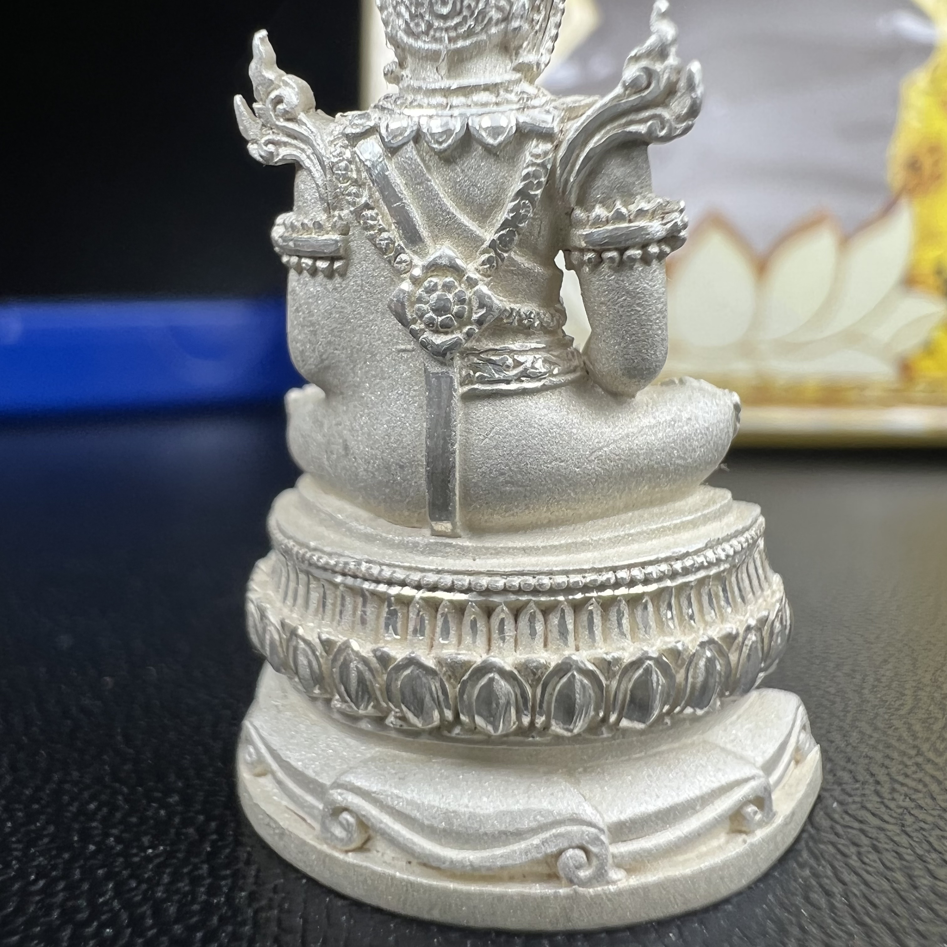 พระแก้วมรกต(จำลอง)ลอยองค์ ขนาดหน้าตัก 1/2 นิ้ว ทรงเครื่องฤดูร้อน เนื้อเงิน ตราสัญลักษณ์ฉลองสิริราชสมบัติ ครบ 60 ปี พ.ศ.2549(สภาพสวย ครบ สมบูรณ์))