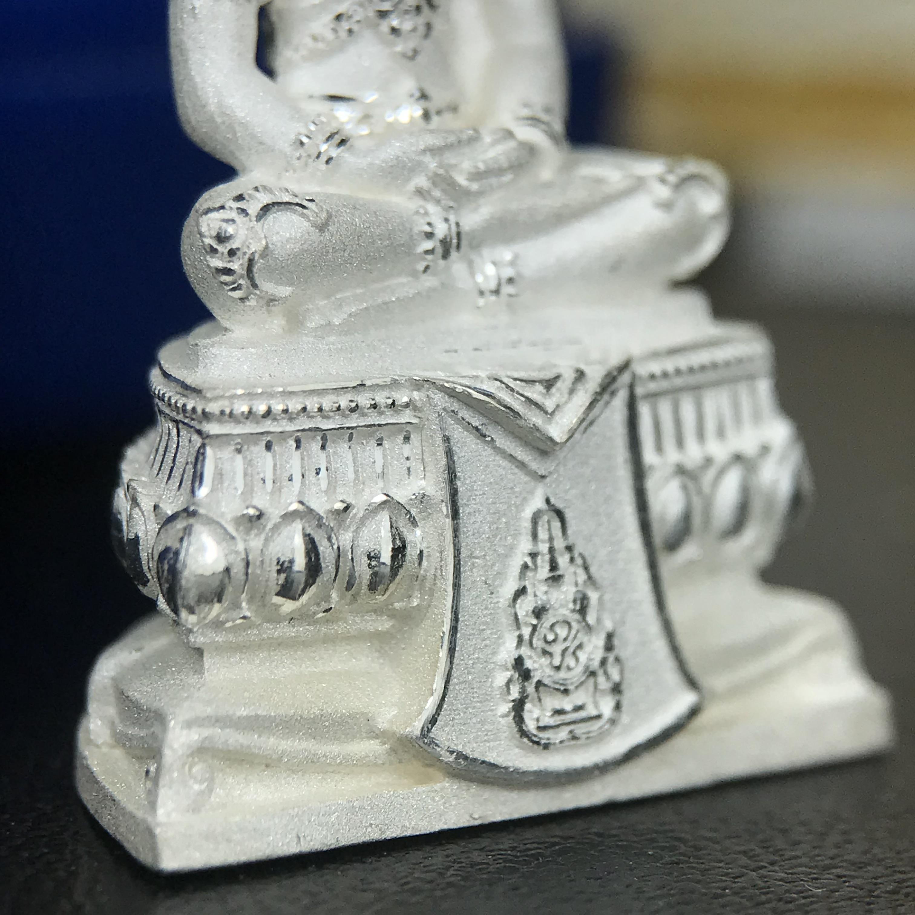 พระแก้วมรกต ทรงเครื่องฤดูร้อน พระราชทานประดิษฐานตราสัญลักษณ์ฉลองสิริราชสมบัติ ครบ 60 ปี ในหลวงรัชกาลที่ 9 พ.ศ.2549 เนื้อเงินลอยองค์พิมพ์ใหญ่ สูง 3.6 ซม. ขนาดหน้าตัก 1/2 นิ้ว (พิธีใหญ่มหาพุทธาภิเษก ณ พระอุโบสถวัดพระแก้ว เกจิอาจารย์ ทั่วประเทศ 108 รูป )