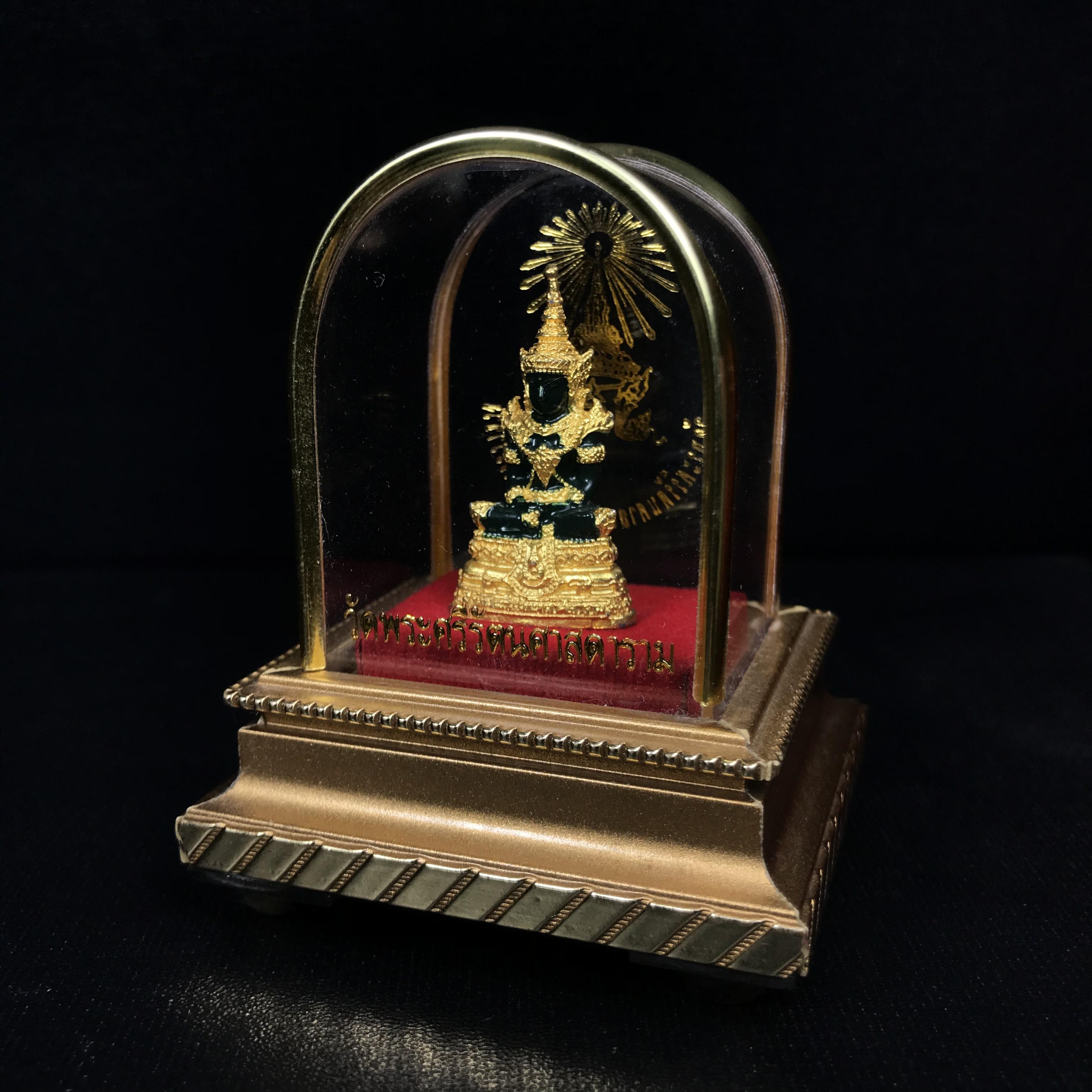 พระพุทธมหามณีรัตนปฏิมากร(พระแก้วมรกต) วัดพระศรีรัตนศาสดาราม สำนักพระราชวัง จัดสร้าง พิมพ์ฤดูร้อน หน้าตัก 1 นิ้วพร้อมครอบตู้เดิม(บรรจุมวลสารใต้ฐาน)