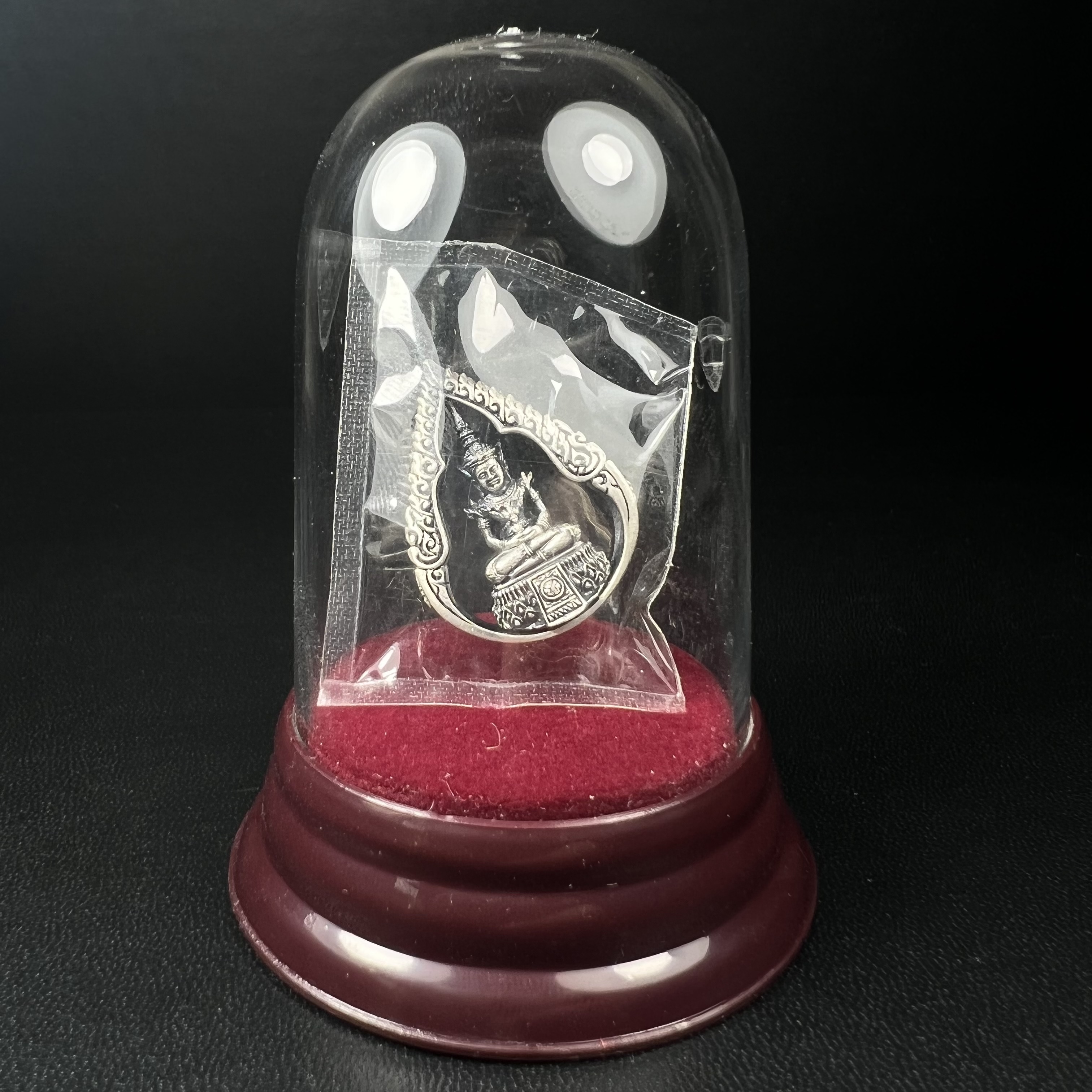 พระแก้วมรกต ภปร.(รุ่นแรก) ปี2545 รุ่นฉลองกรุงรัตนโกสินทร์ครบ 220 ปี พิมพ์ลอยองค์ทรงหยดน้ำ เนื้ออัลปาก้า ชุบเงินลงดำ ขนาด 18*27 มม. พร้อมครอบตั้งโชว์เดิม องค์พระซีนซองเดิม สวยครบสมบูรณ์