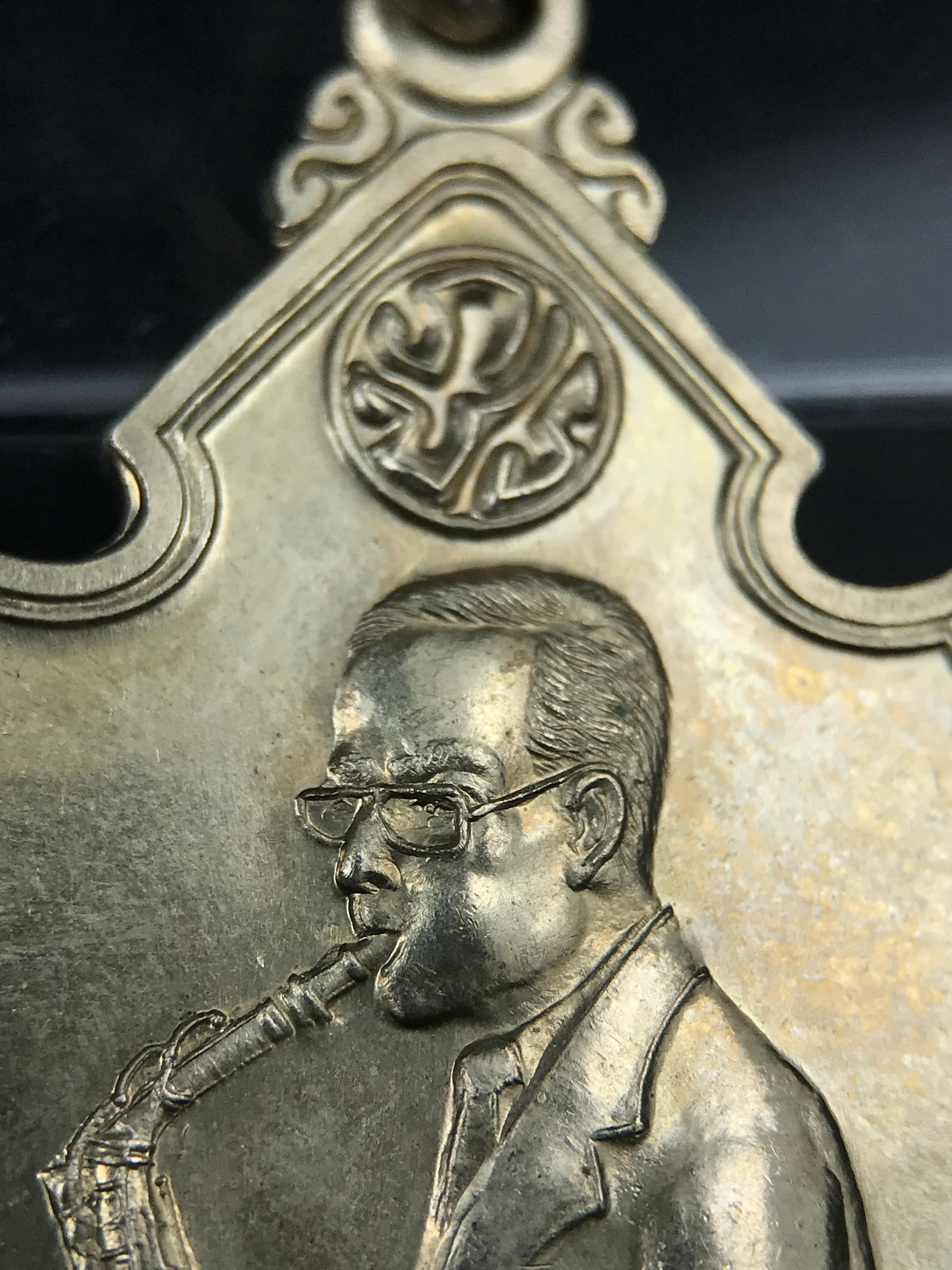 เหรียญครอบครูช่างหลวง(ในหลวงทรงดนตรี) เนื้ออัลปาก้า ปี 2550(หายาก)สุดยอดแห่งความหายากมีหมุนเวียนให้เห็นน้อยมากเป็นอีกหนึ่งรุ่นยอดนิยมของเสด็จพ่อร.9เหรียญนี้สวยมากผิวน้ำทองทั่วทั้งเหรียญ