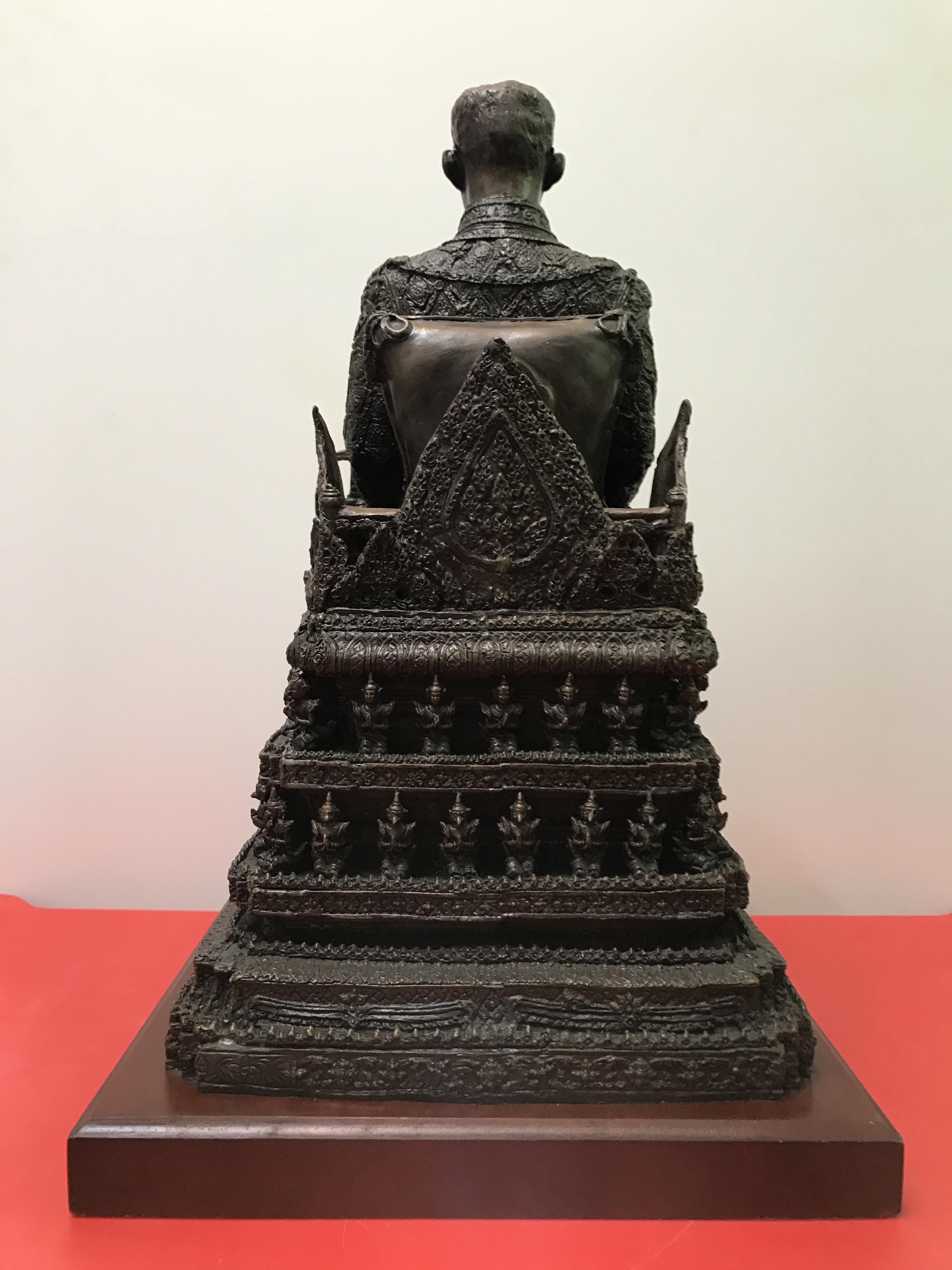 พระบรมรูปพระบาทสมเด็จพระเจ้าอยู่หัวรัชกาลที่9(นั่งบัลลังก์) กระทรวงมหาดไทยจัดสร้าง ปี2539