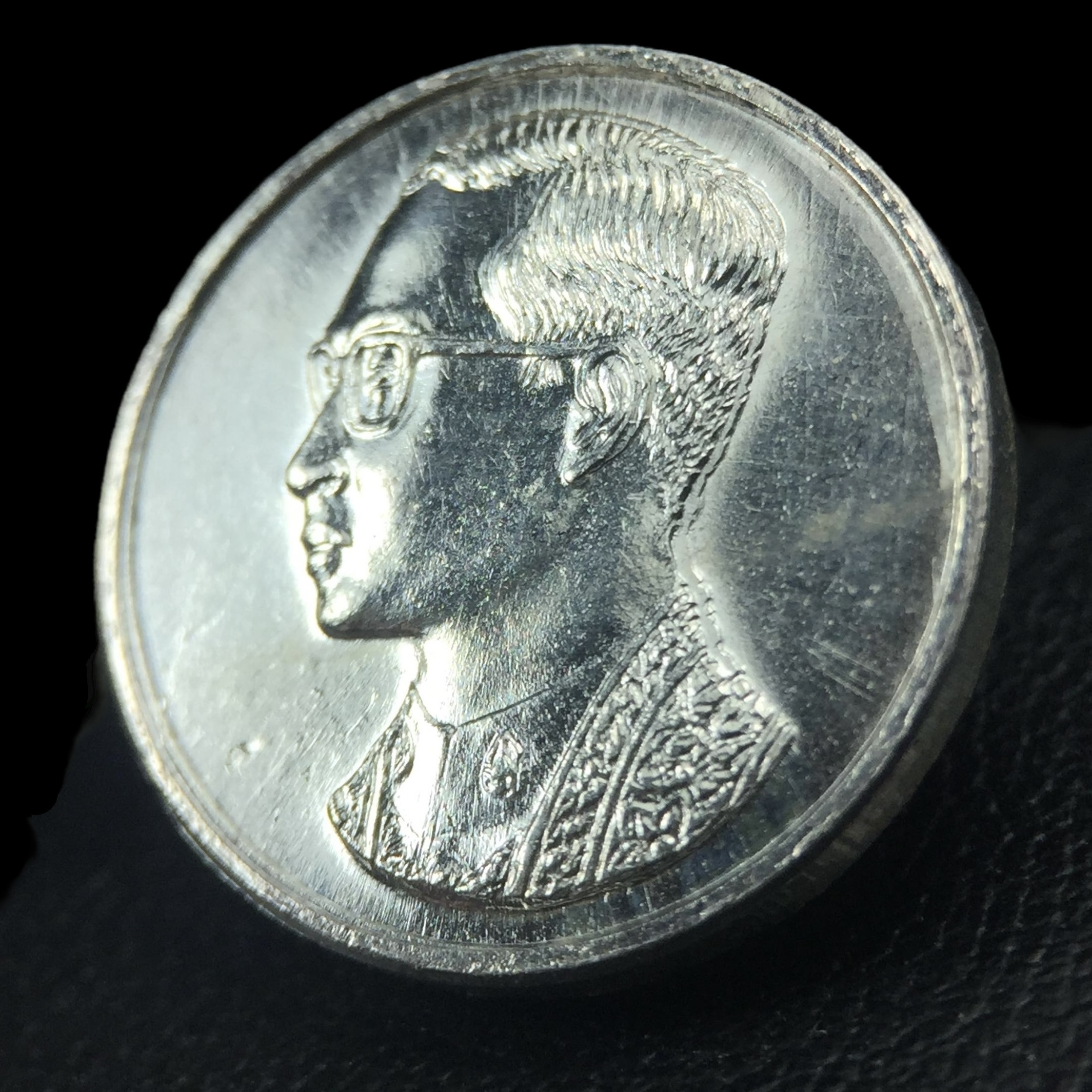 เหรียญพระบรมรูปคุ้มเกล้า รพ.ภูมิพล ปี2522 เนื้อเงิน พิมพ์เล็ก(พบเจอน้อยหายาก) คัดสภาพสวยเดิม(ในหลวงรัชกาลที่9 ทรงจุดไฟพระฤกษ์และเททอง พิธีใหญ่)ยอดนิยมหายาก