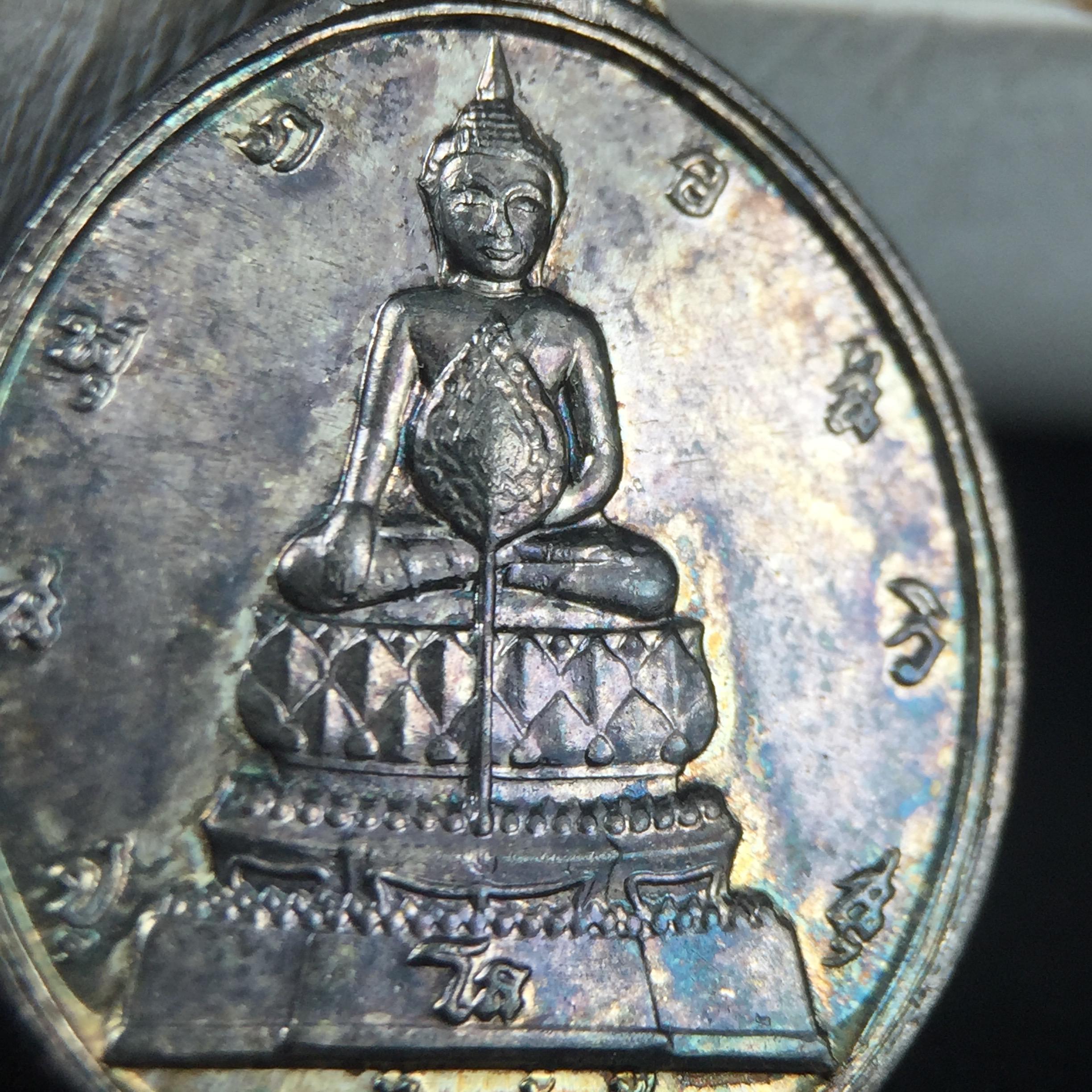 เหรียญพระชัยหลังช้าง หลัง สก. ปี 2535 เนื้อเงินพร้อมกล่องบรรจุเดิม พิธีใหญ่ สภาพสวยผิวเดิมๆ หายากมาก