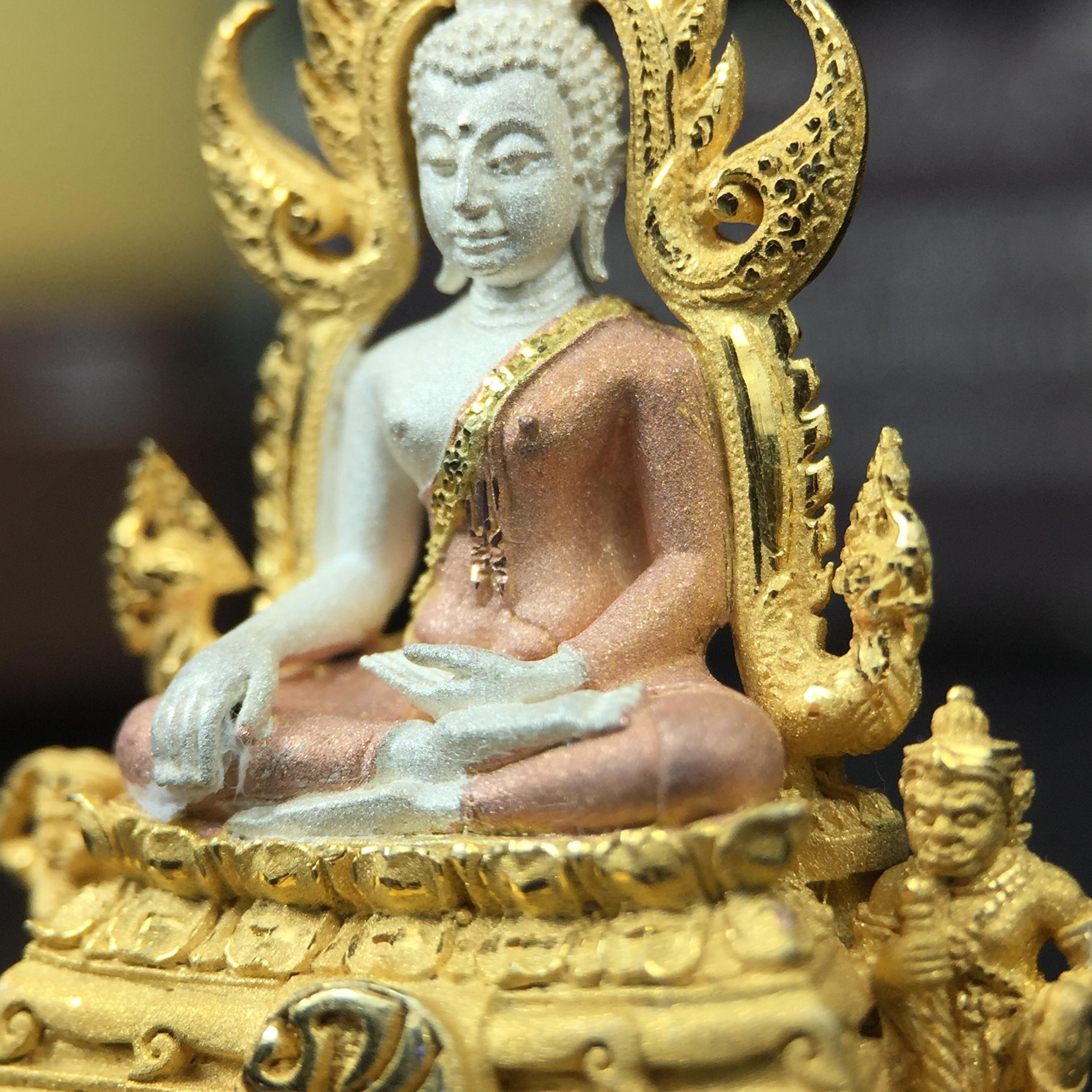 พระพุทธชินราช ภปร. โครงการ "เพราะแผ่นดินนี้ คือ แผ่นดินเกิด" ปี2548(รุ่นแรก) ลอยองค์ หน้าตัก 1/2 นิ้ว เนื้อเงินสามกษัตริย์ พุทธศิลป์งดงามทรงคุณค่า รุ่นยอดนิยม