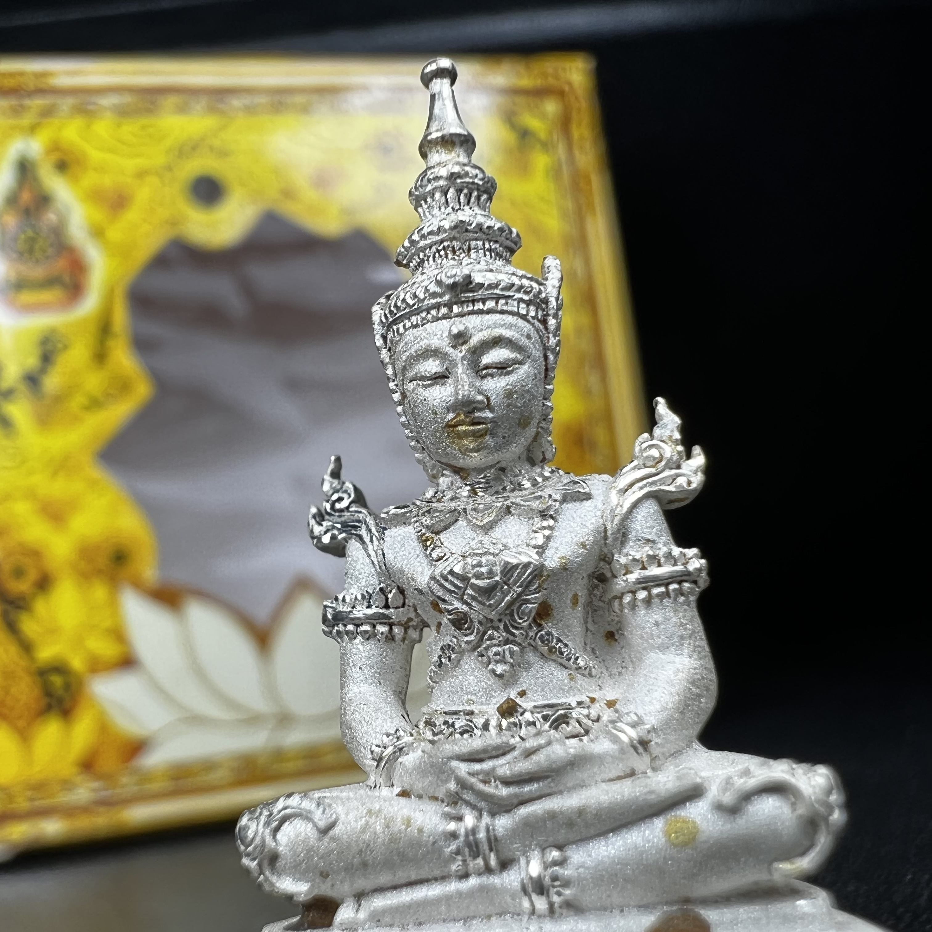 พระแก้วมรกต(จำลอง)ลอยองค์ ขนาดหน้าตัก 1/2 นิ้ว ทรงเครื่องฤดูร้อน เนื้อเงิน ตราสัญลักษณ์ฉลองสิริราชสมบัติ ครบ 60 ปี พ.ศ.2549(สภาพสวย ครบ สมบูรณ์))