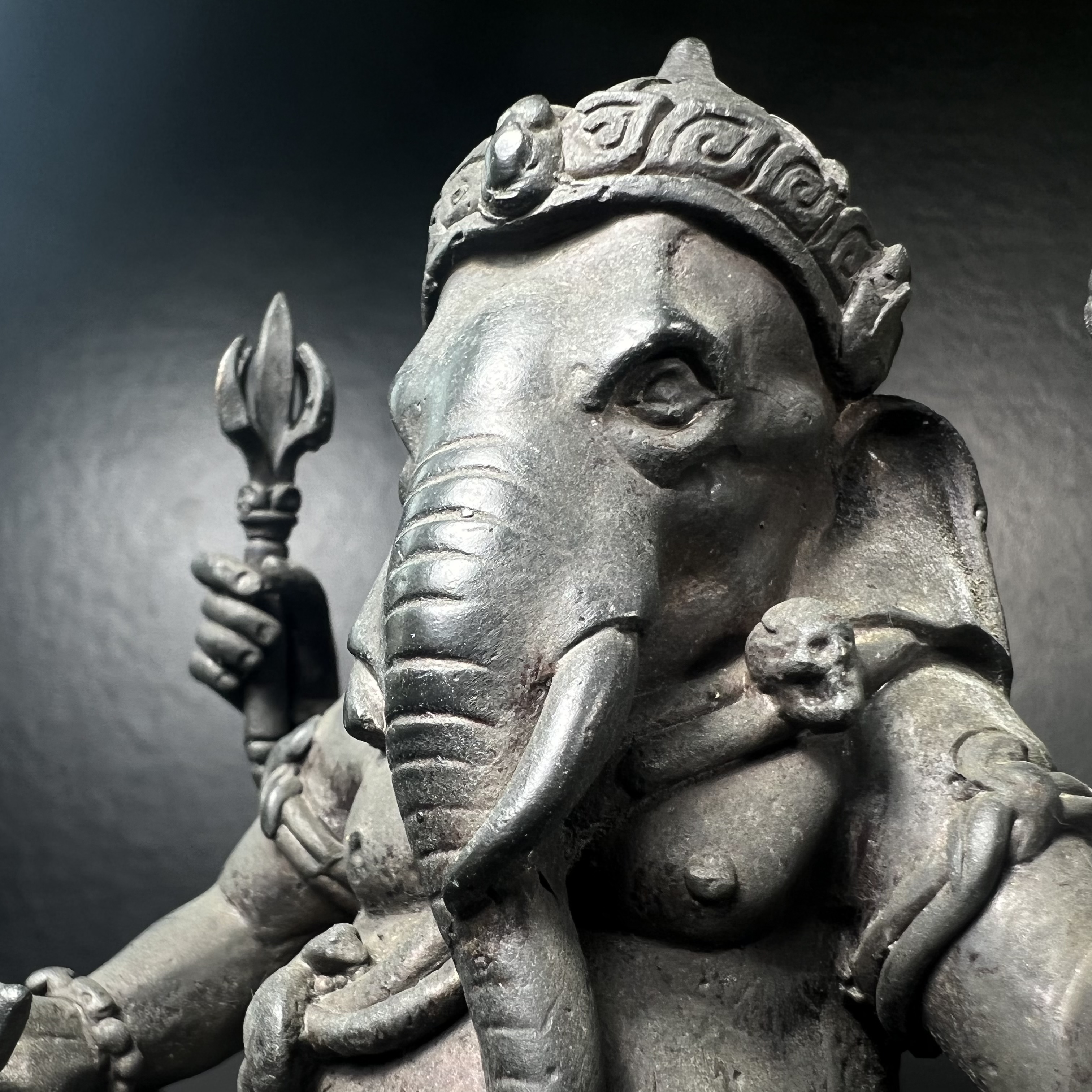 พระพิฆเนศ กรมศิลปากร ปี2547 ขนาดบูชาหน้าตัก 3 นิ้ว โลหะผสมเนื้อดี มีโค๊ดหมายเลขกำกับNo.993 (1 ใน 5000 องค์)รุ่นยอดนิยมหายาก