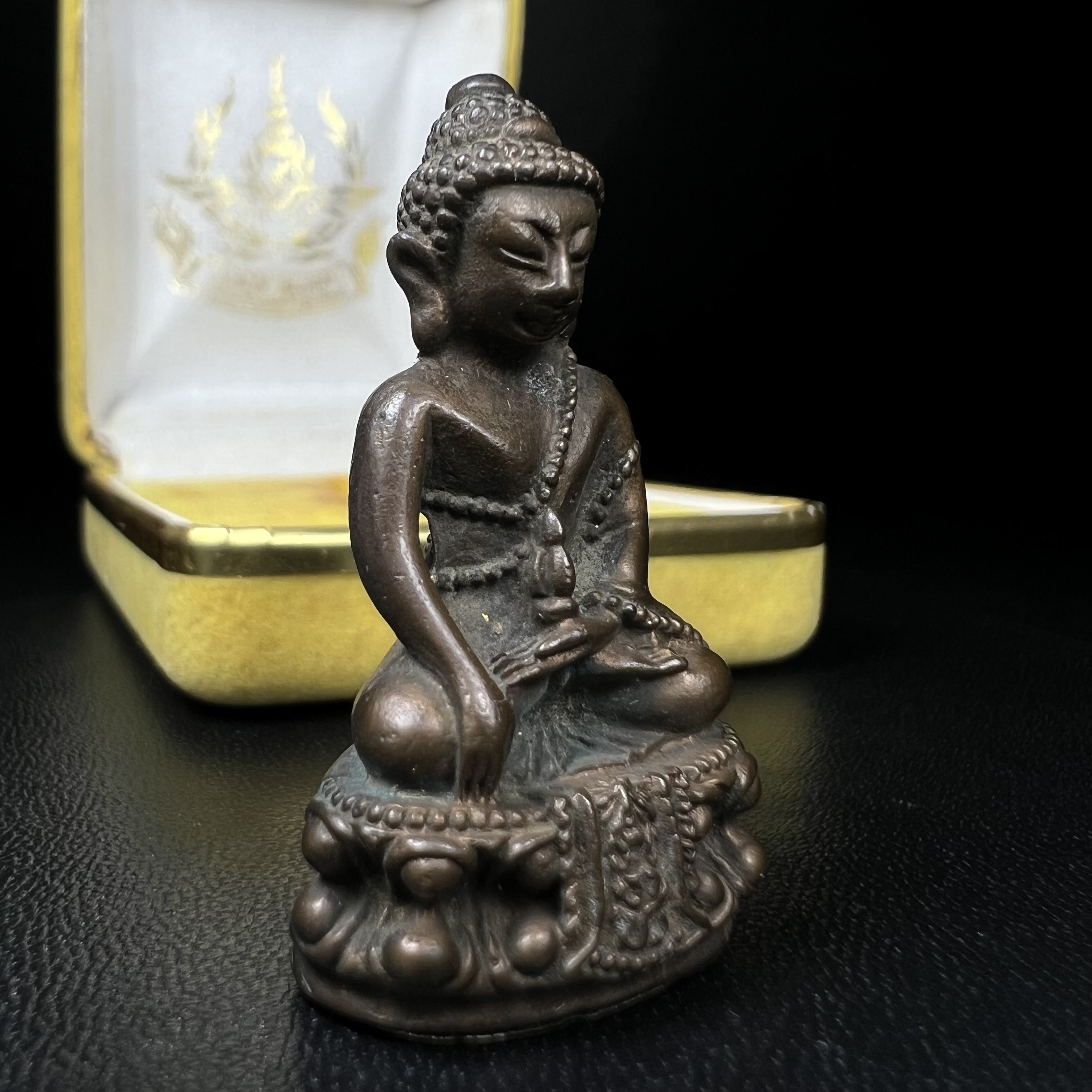 วัตถุมงคลคุ้มเกล้าฯ มหามงคลเฉลิมพระชนมพรรษา 6 รอบ รัชกาลที่ 9 ชุดพิเศษกรรมการ(หายาก) (ในหลวงรัชกาลที่9 ทรงจุดไฟพระฤกษ์และเททอง พิธีใหญ่)ยอดนิยมหายาก