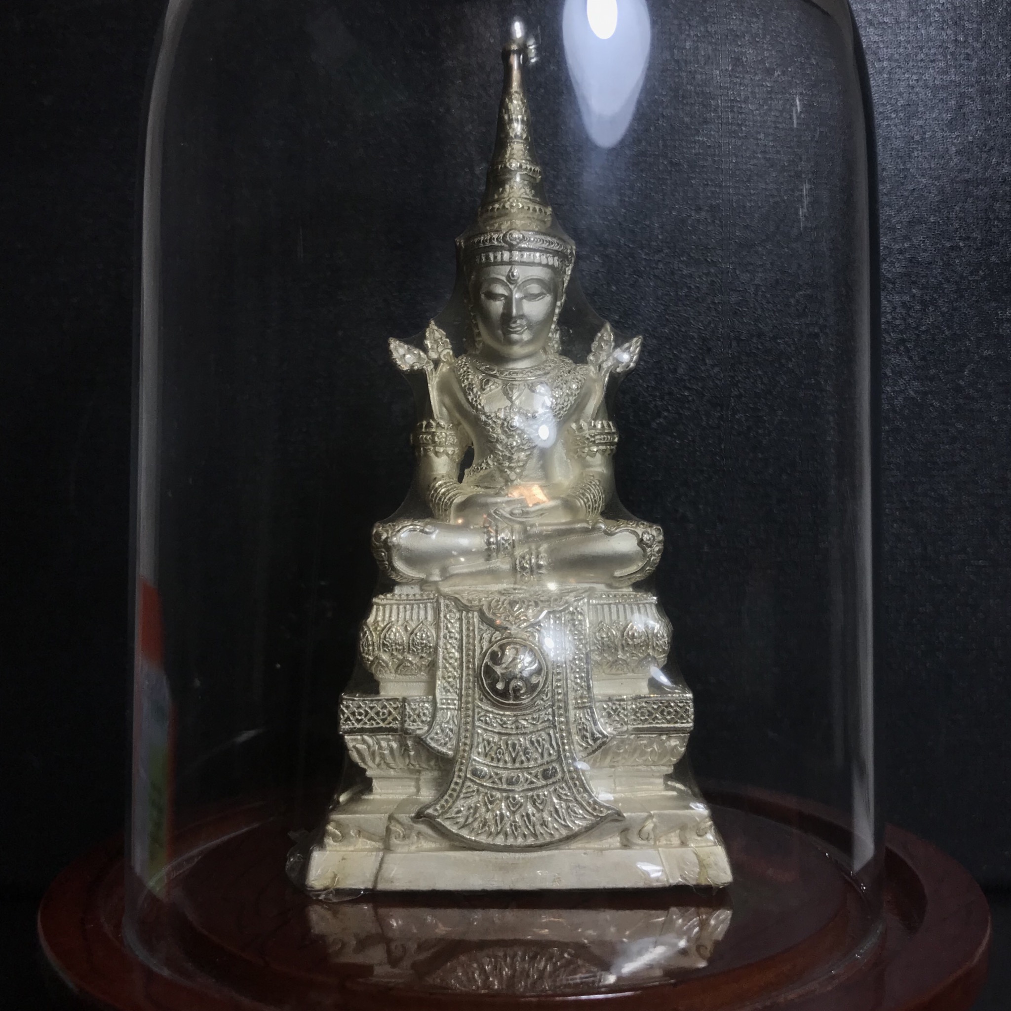 พระแก้วมรกต ภปร. ปี2547 จัดสร้างโดย รพ.ภูมิพลฯ เนื้อเงิน ลอยองค์ หน้าตัก 2 นิ้ว ครอบแก้วเดิม องค์พระซีนเดิมสวยคงสภาพเดิม(1ใน3000องค์)