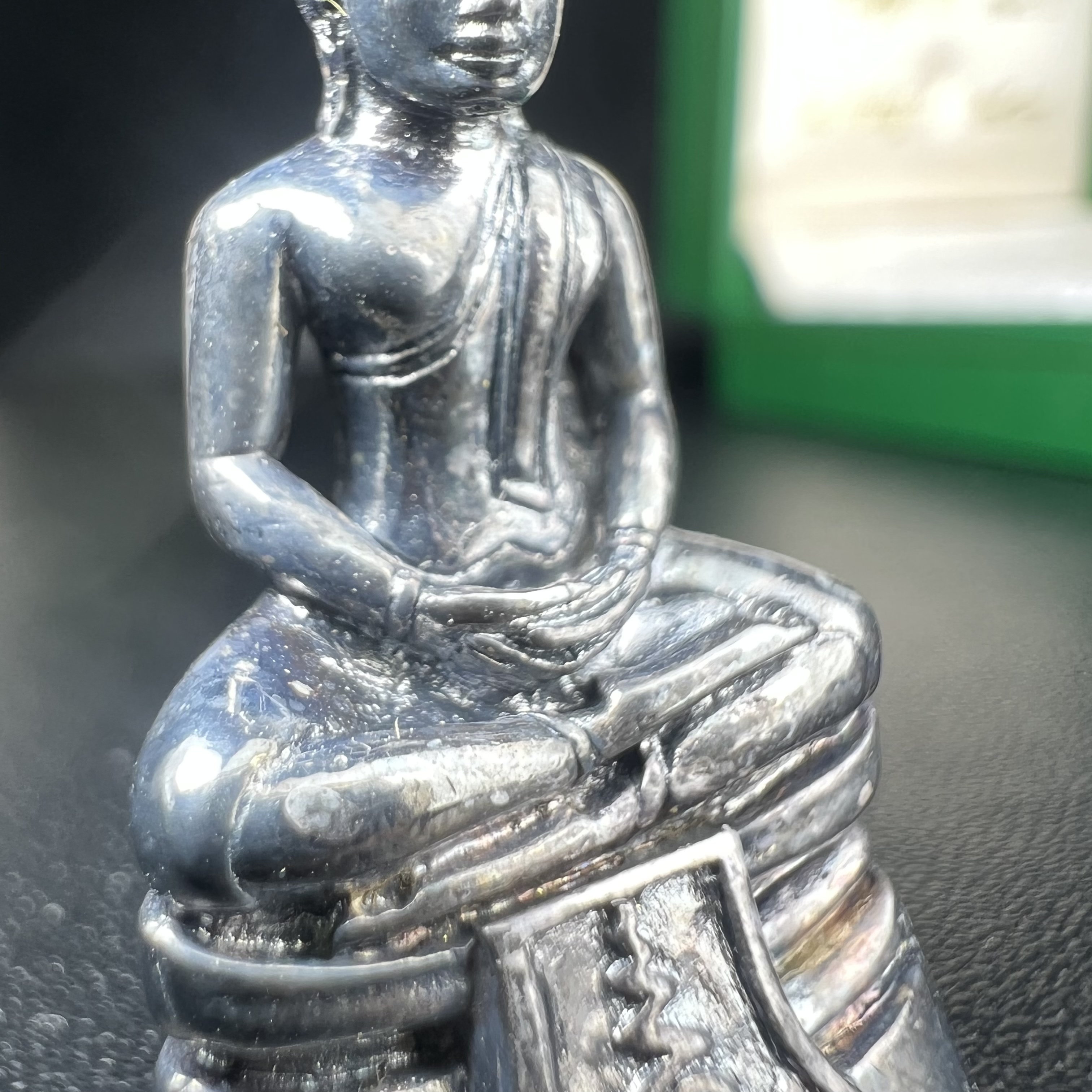 พระพุทธโสธร รุ่น กศก. 120 ปี เนื่องในโอกาสครบ 120 ปี กรมศุลกากร กระทรวงการคลัง จัดสร้าง ปี 2537 เนื้อเงินบริสุทธิ์ 99.9% ผิวขัดเงาลงดำ(งานบริษัท แพรนด้า จิวเวลรี่)สวยงดงาม ทรงคุณค่า