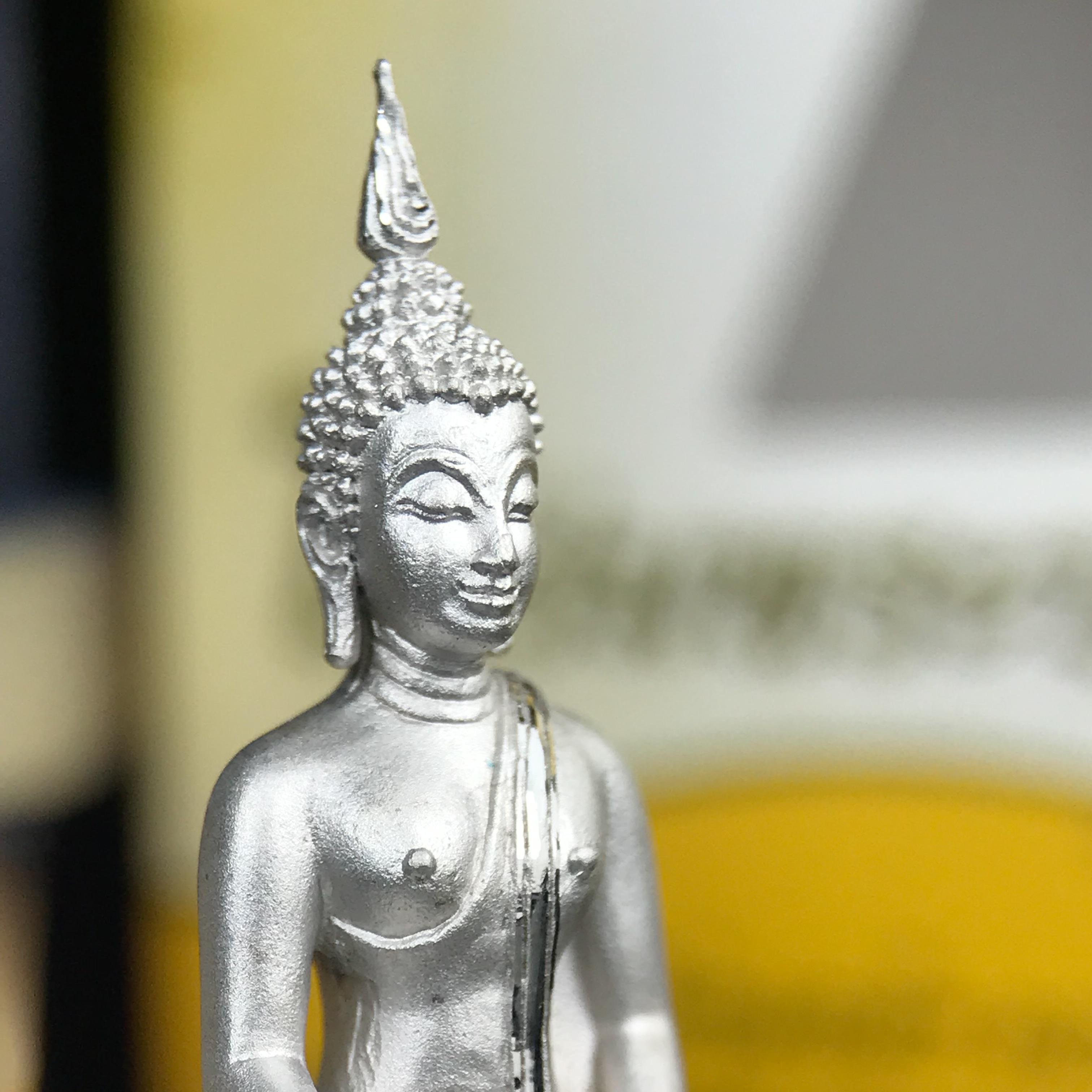 พระพุทธรูปคุ้มเกล้า ภปร.(ใต้ร่มพระบารมี คุ้มเกล้า) 60ปี โรงพยาบาลภูมิพลฯ พ.ศ.2552 เนื้อเงิน ชุบทองคำขาว(พิมพ์ใหญ่ขนาด 35.5*24 มม.)สภาพสวยเดิมพร้อมกล่องบรรจุเดิม ตอกโค๊ดหมายเลข ๘๒๒ หายาก(1ใน5000 องค์)