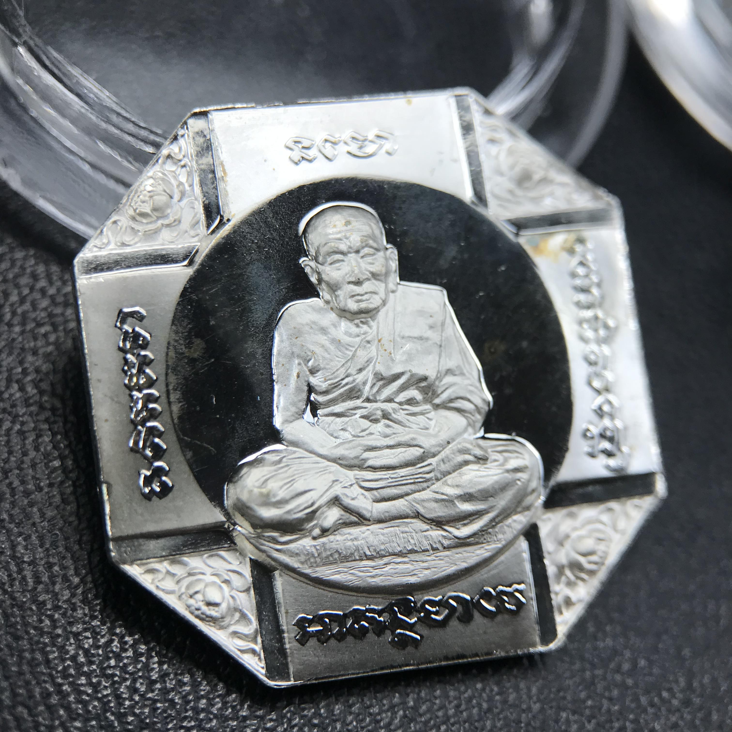 เหรียญหลวงพ่อทวด รุ่นสมเด็จเจ้าฟ้ามหาจักรี 48พรรษา โดยสภากาชาดไทย ปี2546 ชุดเหรียญเนื้อเงิน4ขนาด(ครบชุดพร้อมตลับบรรจุเดิม)พุทธาภิเษก ณ วัดช้างให้ จังหวัดปัตตานี