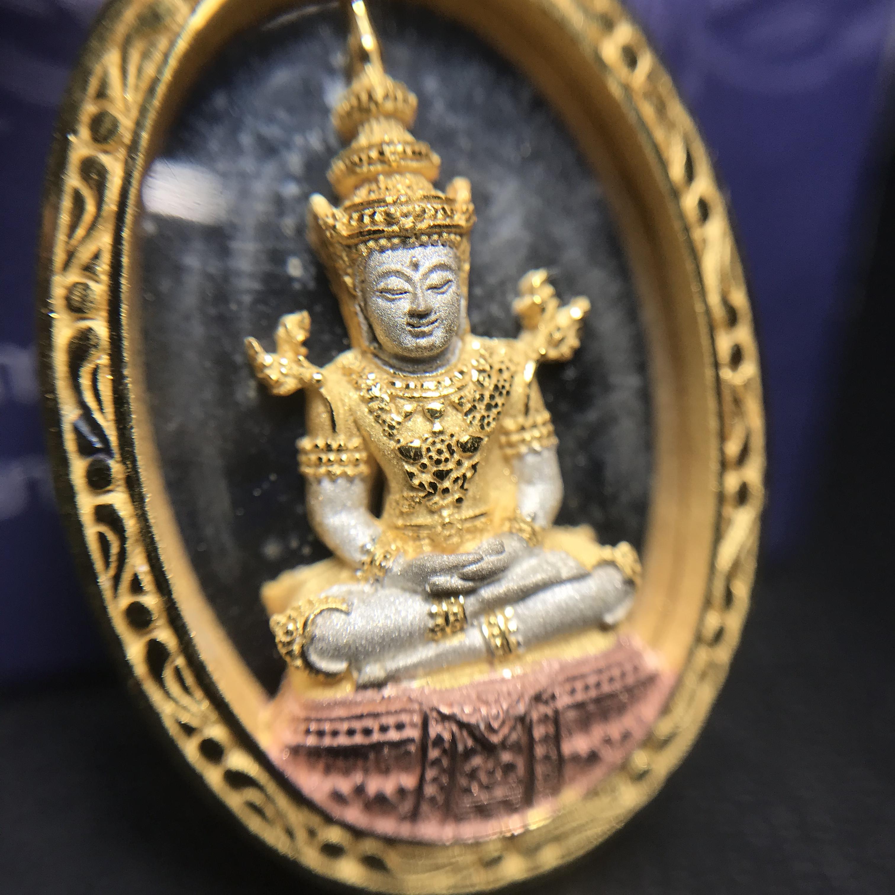 พระแก้วมรกต ภปร. ปี2547 จัดสร้างโดย รพ.ภูมิพลฯ เนื้อเงิน(3 กษัตริย์)เหรียญทรงกลมรี(1ใน3000องค์)