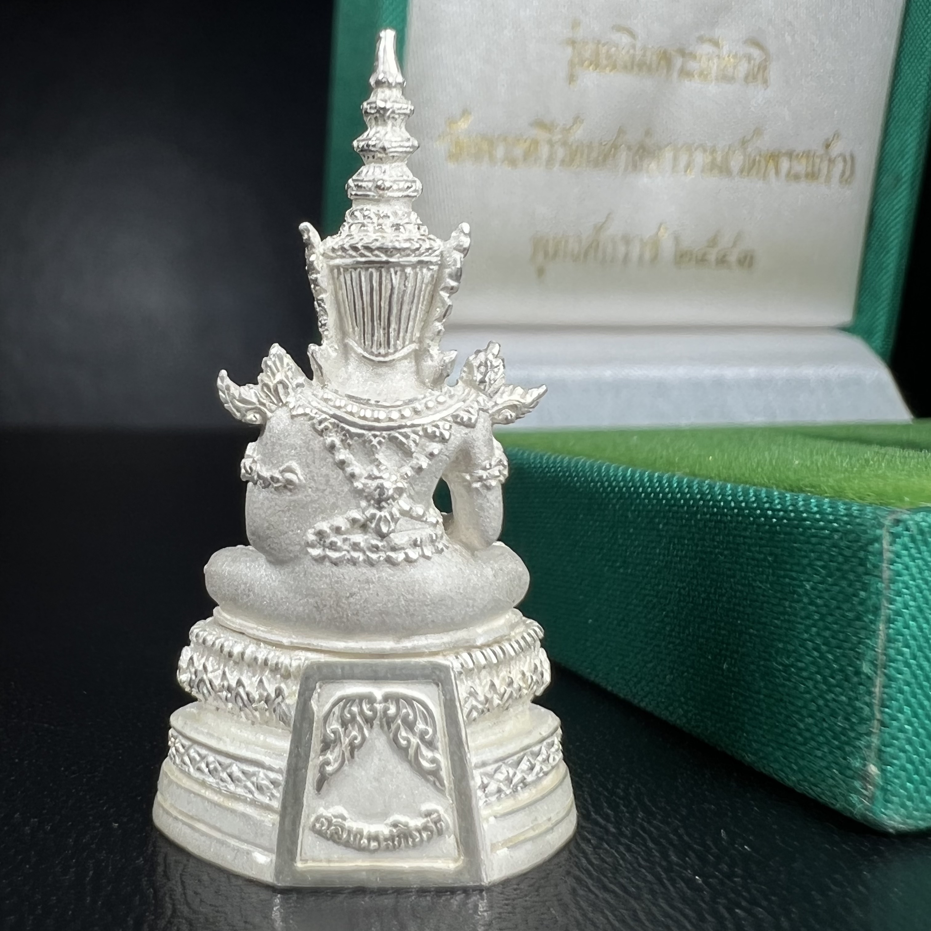 พระพุทธมหามณีรัตนปฎิมากร(พระแก้วมรกต)รุ่น เฉลิมพระเกียรติ วัดพระศรีรัตนศาสดาราม(วัดพระแก้ว) ปี2543 เนื้อเงินพิมพ์ใหญ่ลอยองค์ ฤดูร้อน กล่องบรรจุเดิมครบ หายากพบเจอน้อย